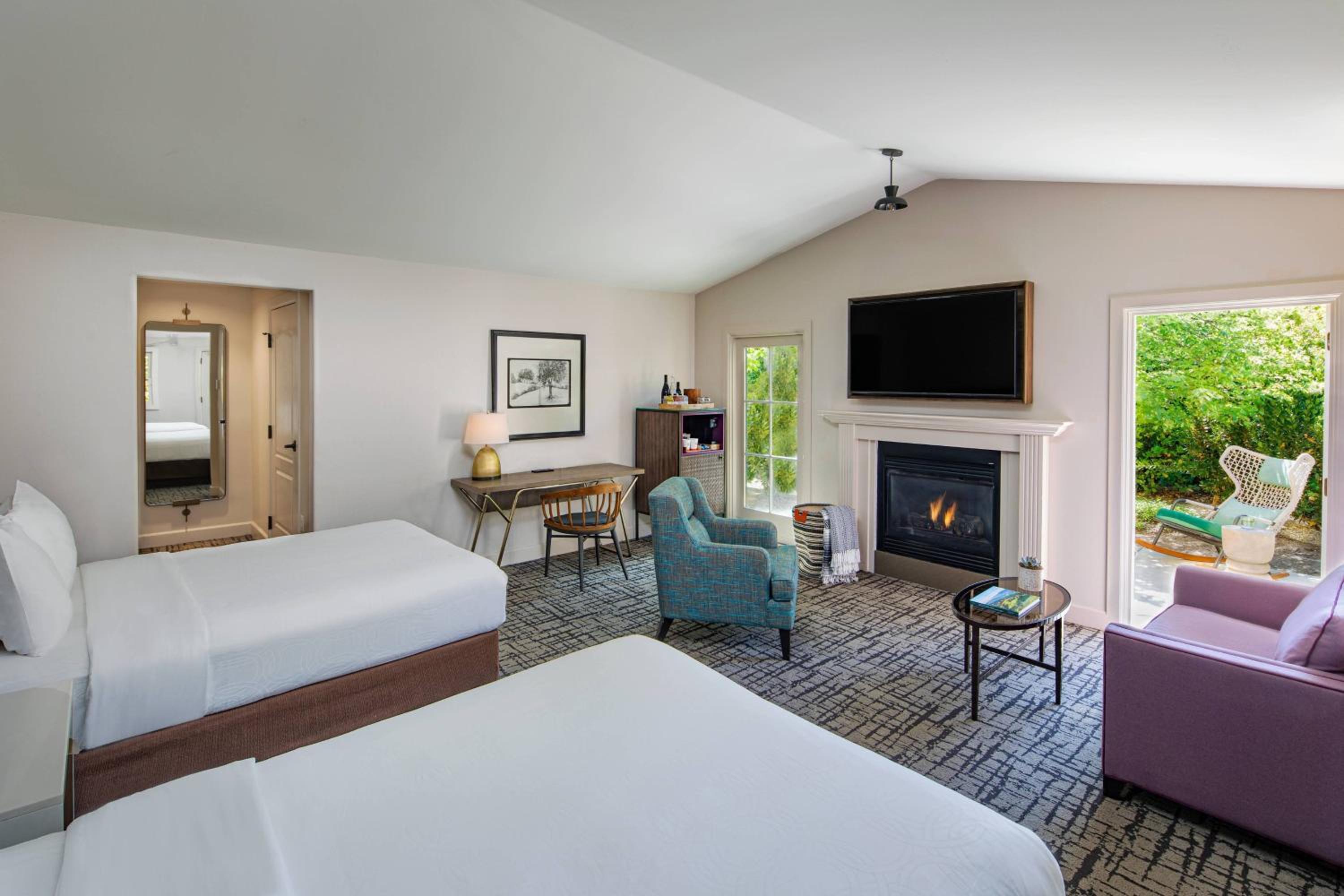 Cottage Junior King Suite with Sofa Bed and Patio - Photo 2
