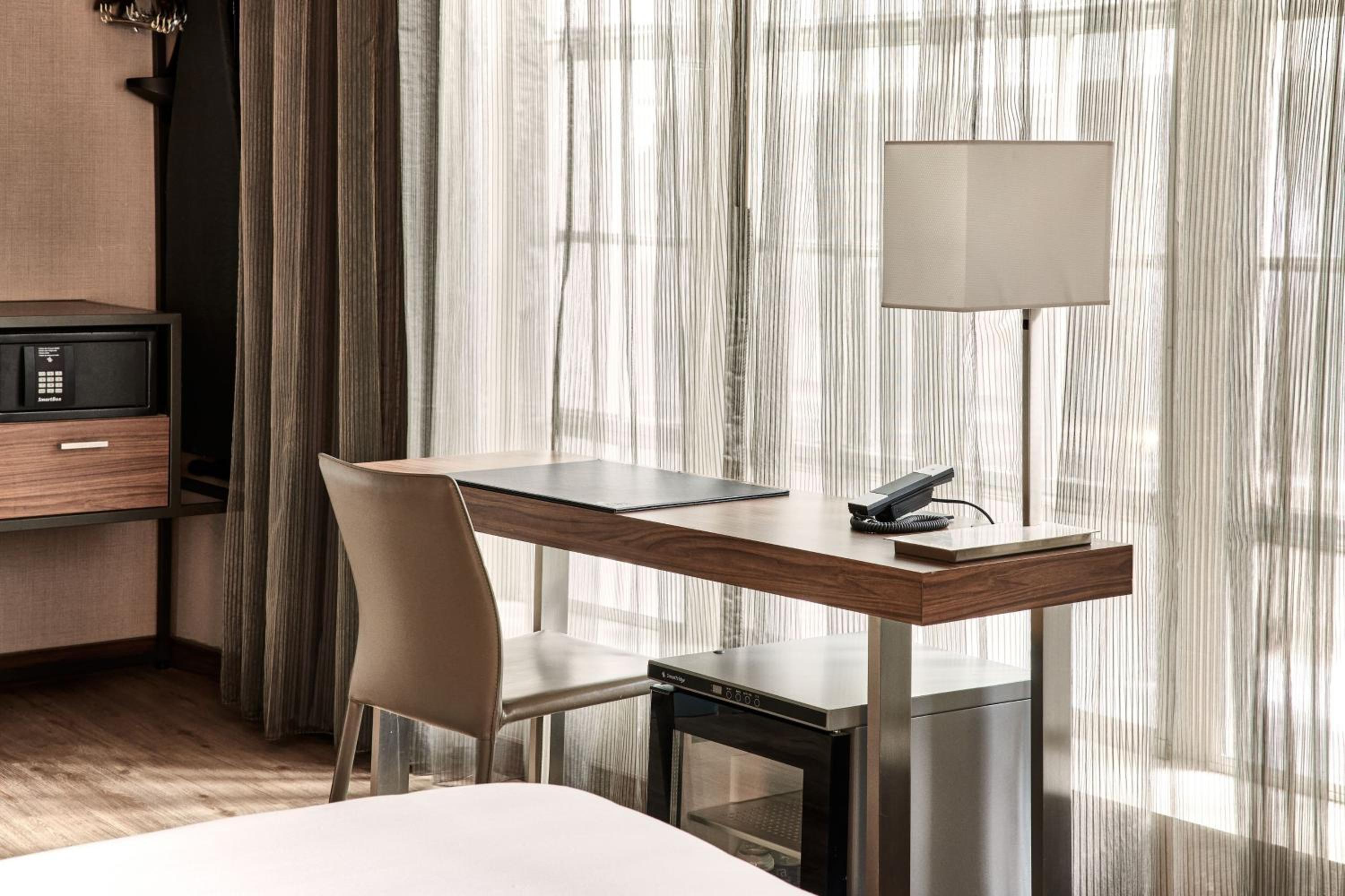 Large King Room with City View photo 2