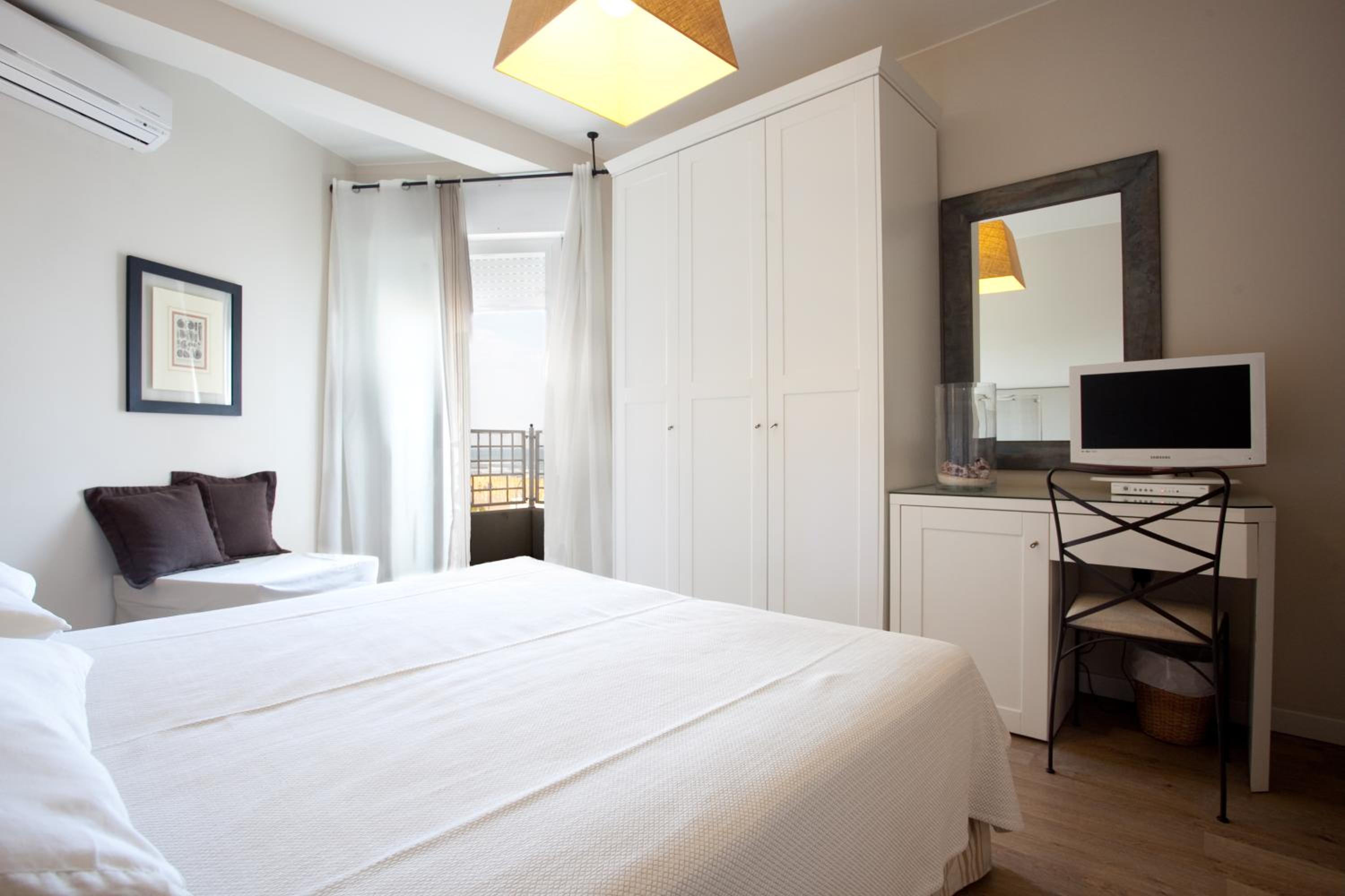Comfort Double Room with Balcony and Side Sea View - Photo 6