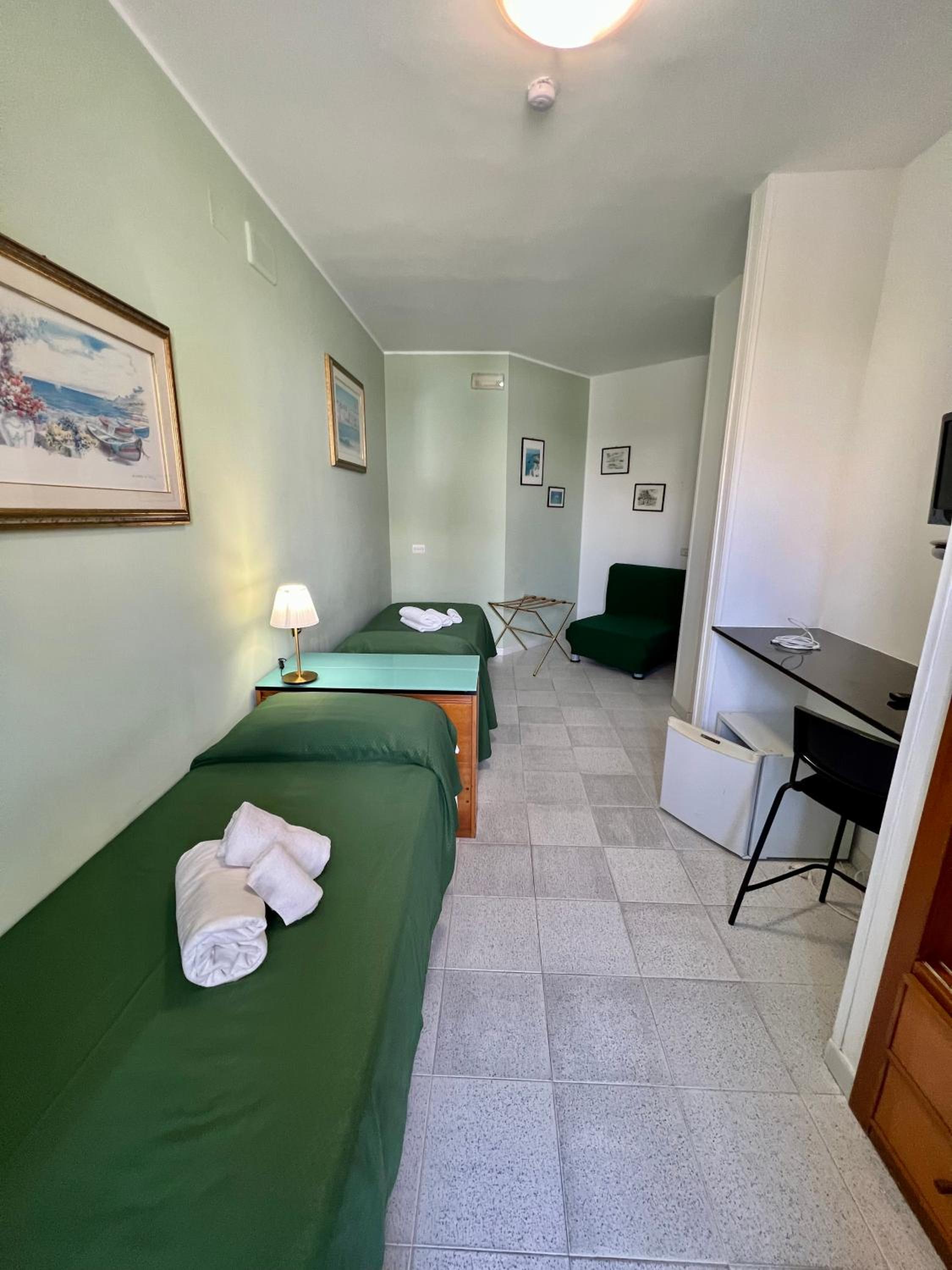 Twin Room with Balcony - Photo 3