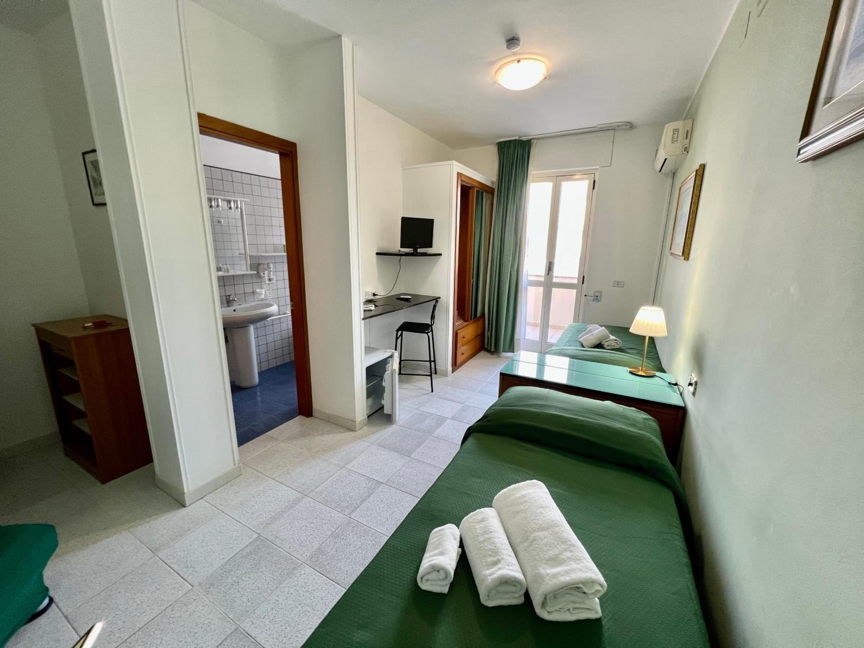 Twin Room with Balcony - Photo 4