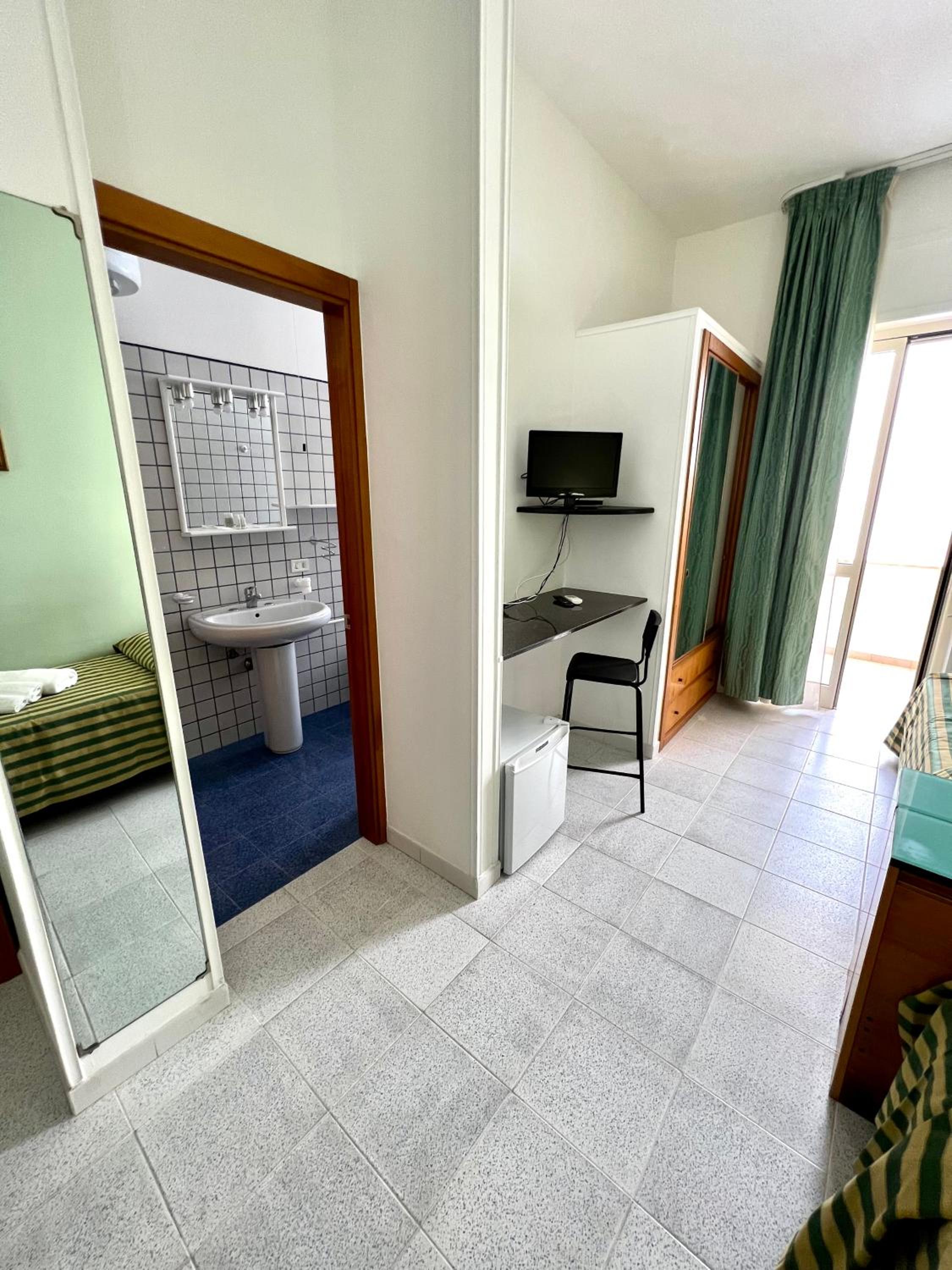 Twin Room with Balcony - Photo 1