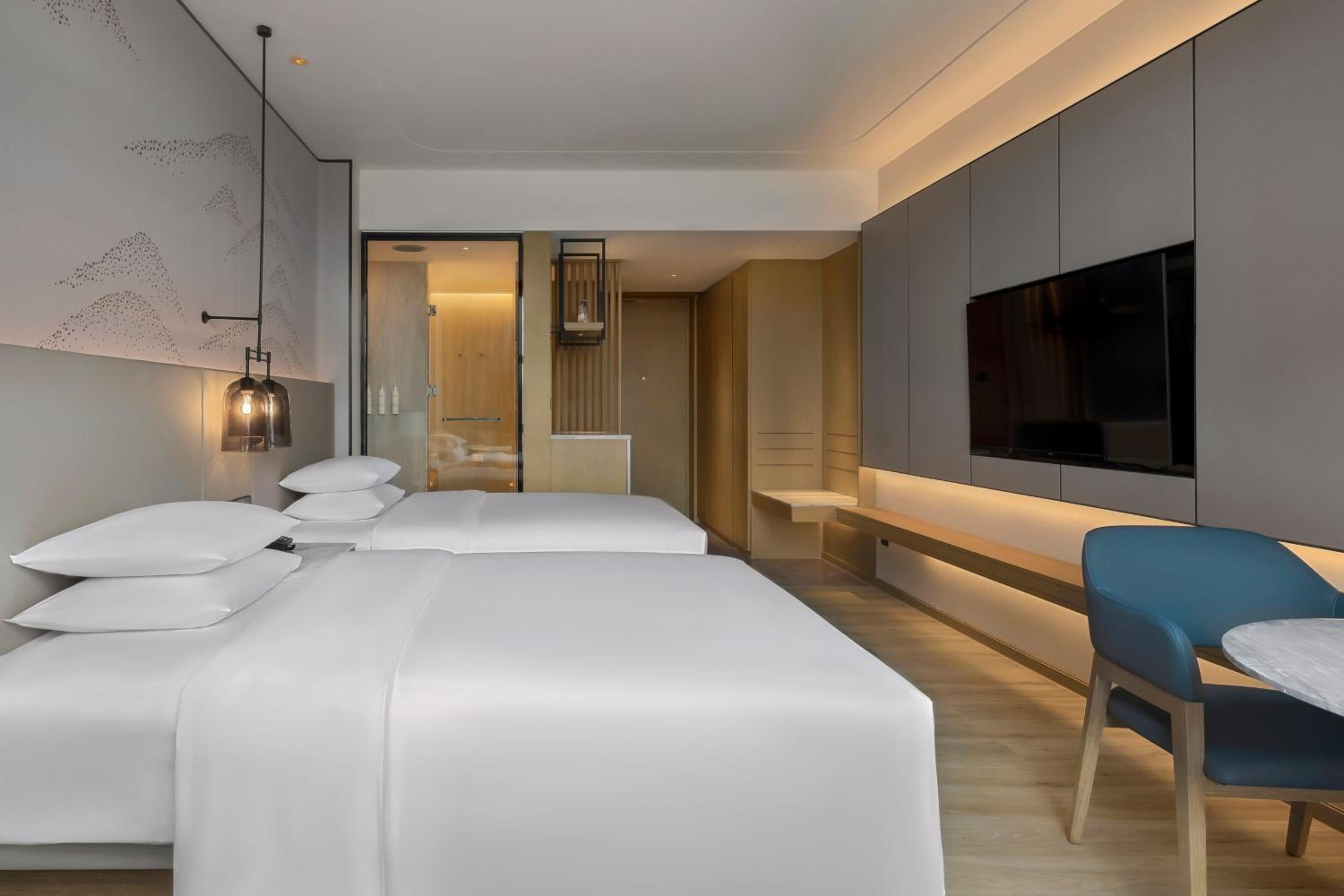 Superior Double Room with Two Double Beds and City View - Photo 4