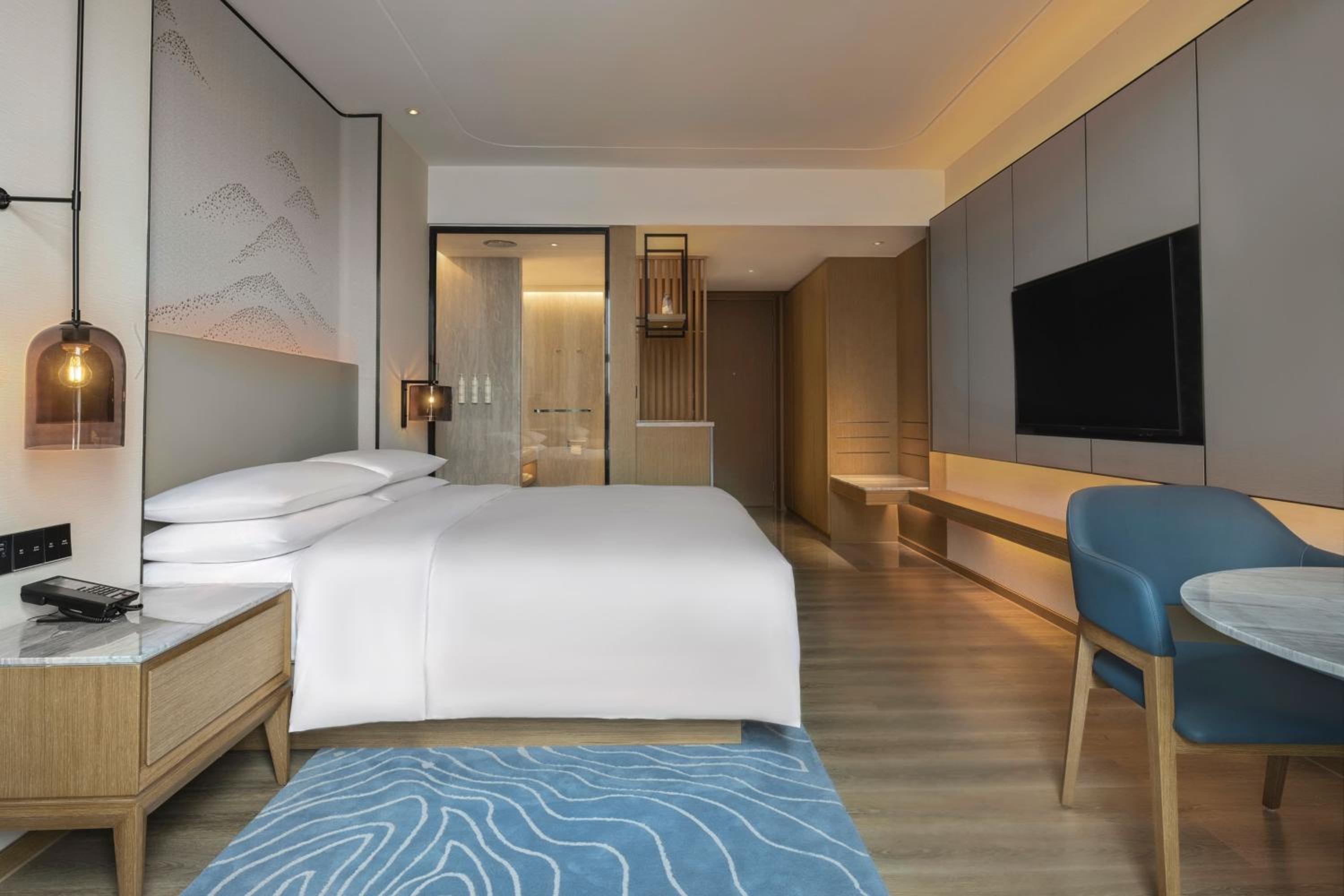 Superior, Guest room, 1 King, City view - Photo 4