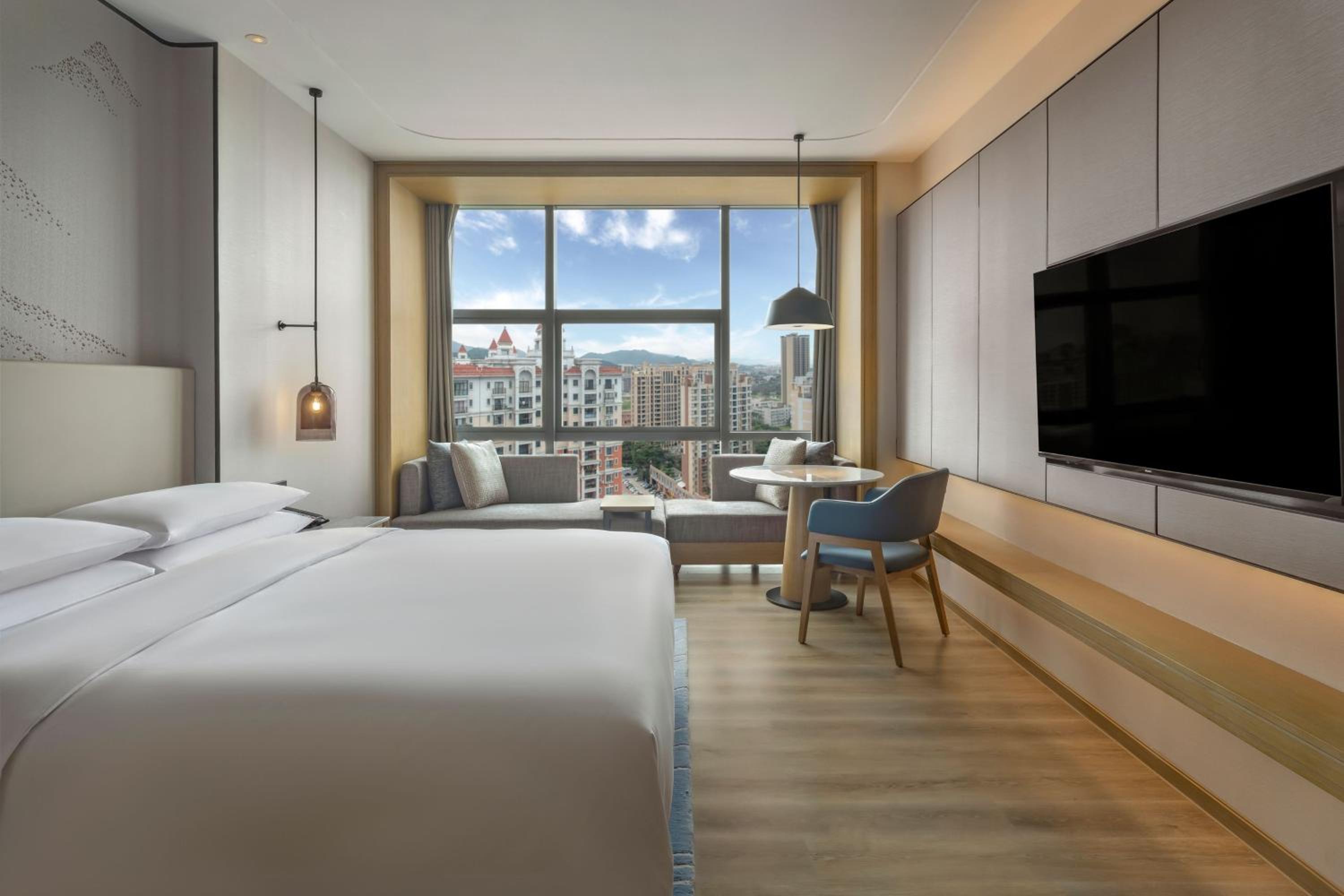 Premier King Room with City View - Photo 4