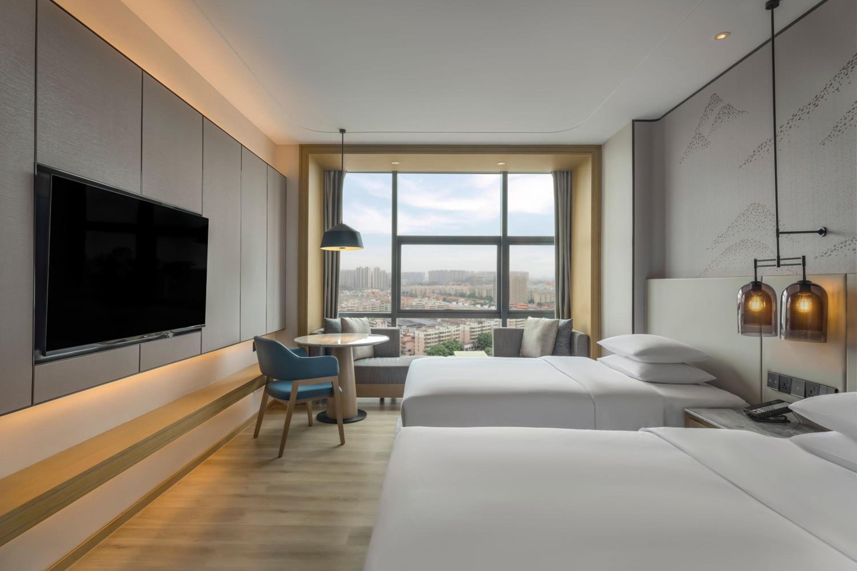 Deluxe Double Room with Two Double Beds and City View - Photo 4