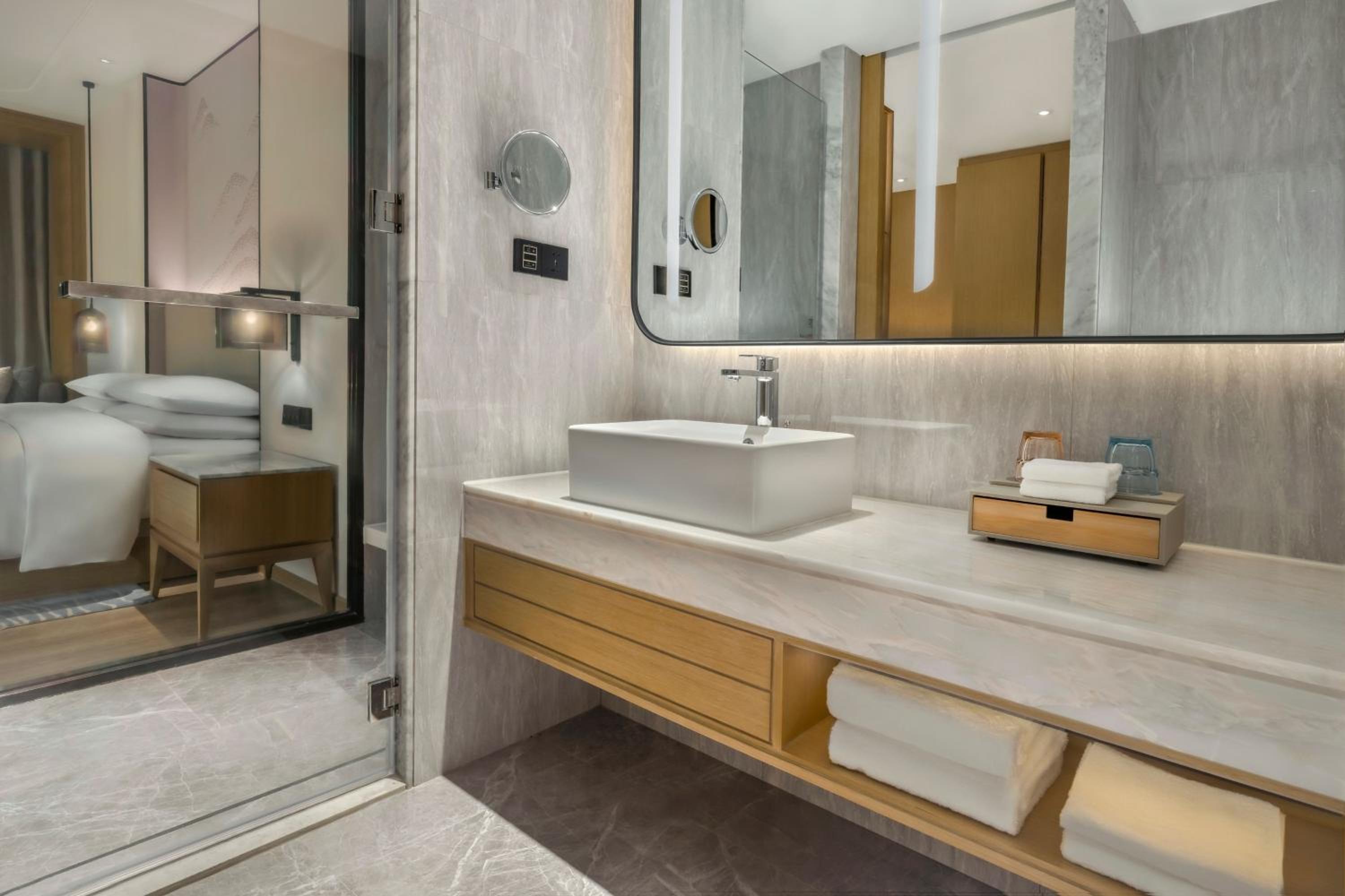 Deluxe Double Room with Two Double Beds and City View - Photo 5