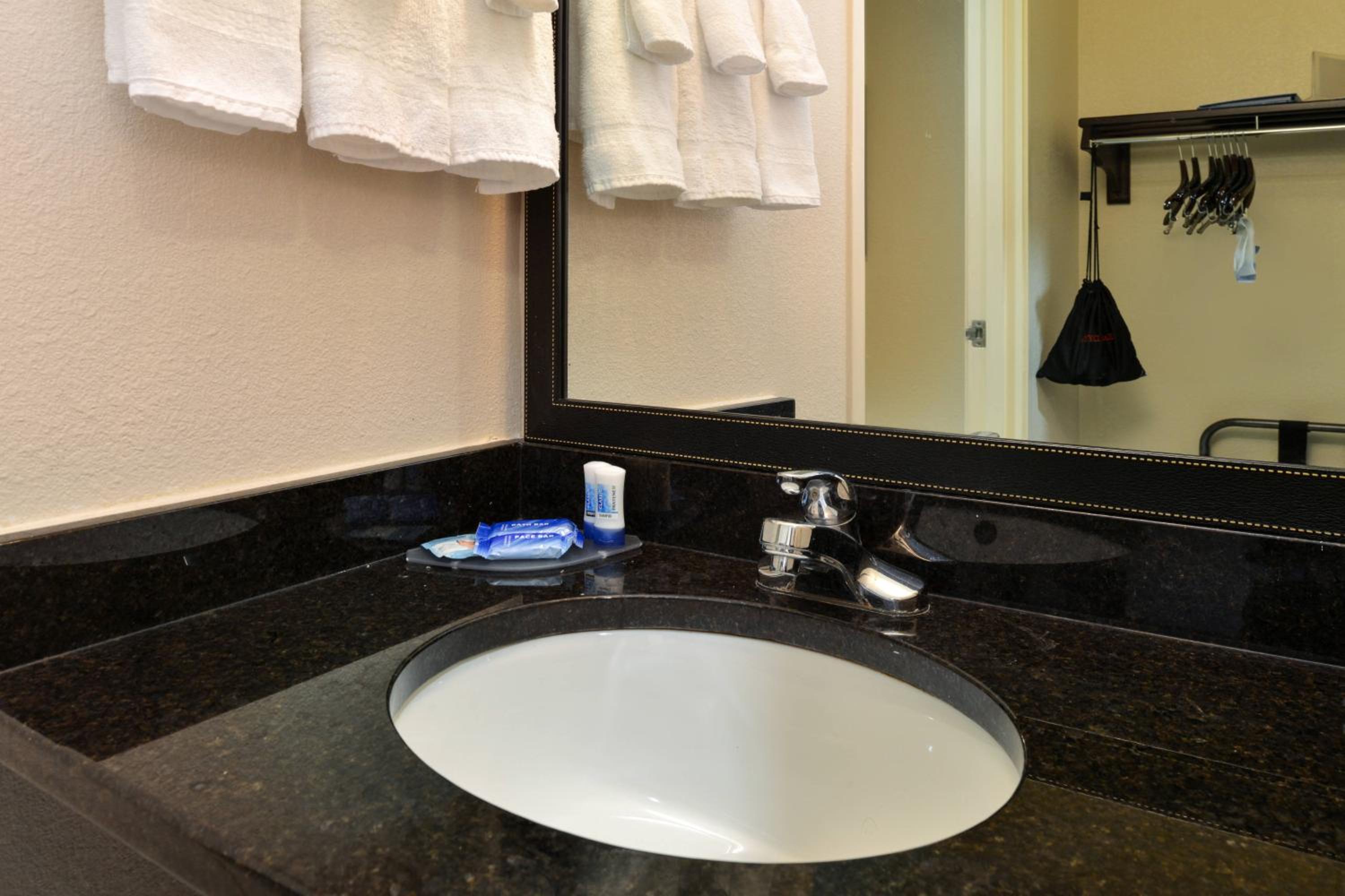 Double Room with Two Double Beds - Photo 8