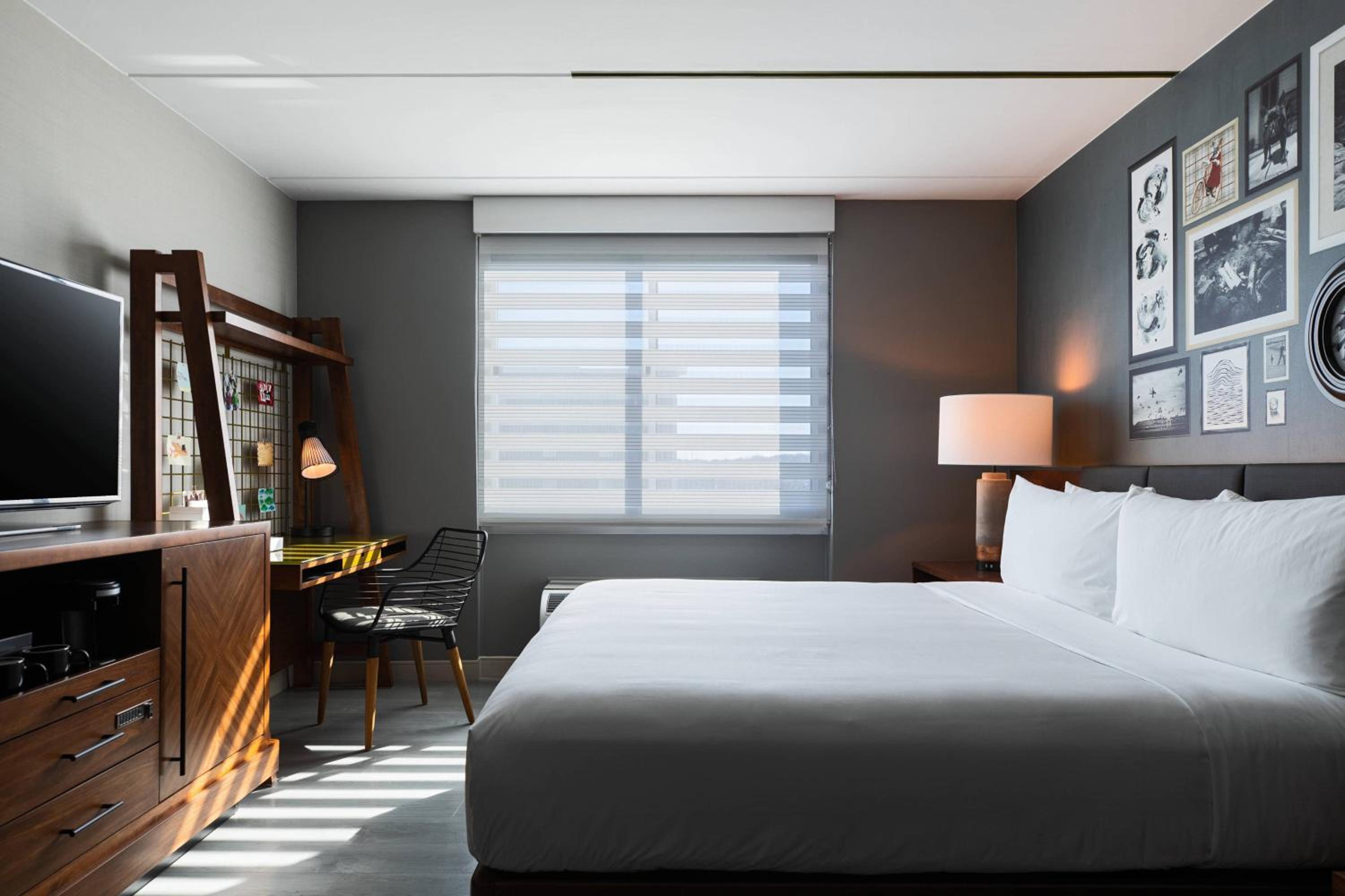 King Room with Sofa Bed - Lounge Access - Photo 4