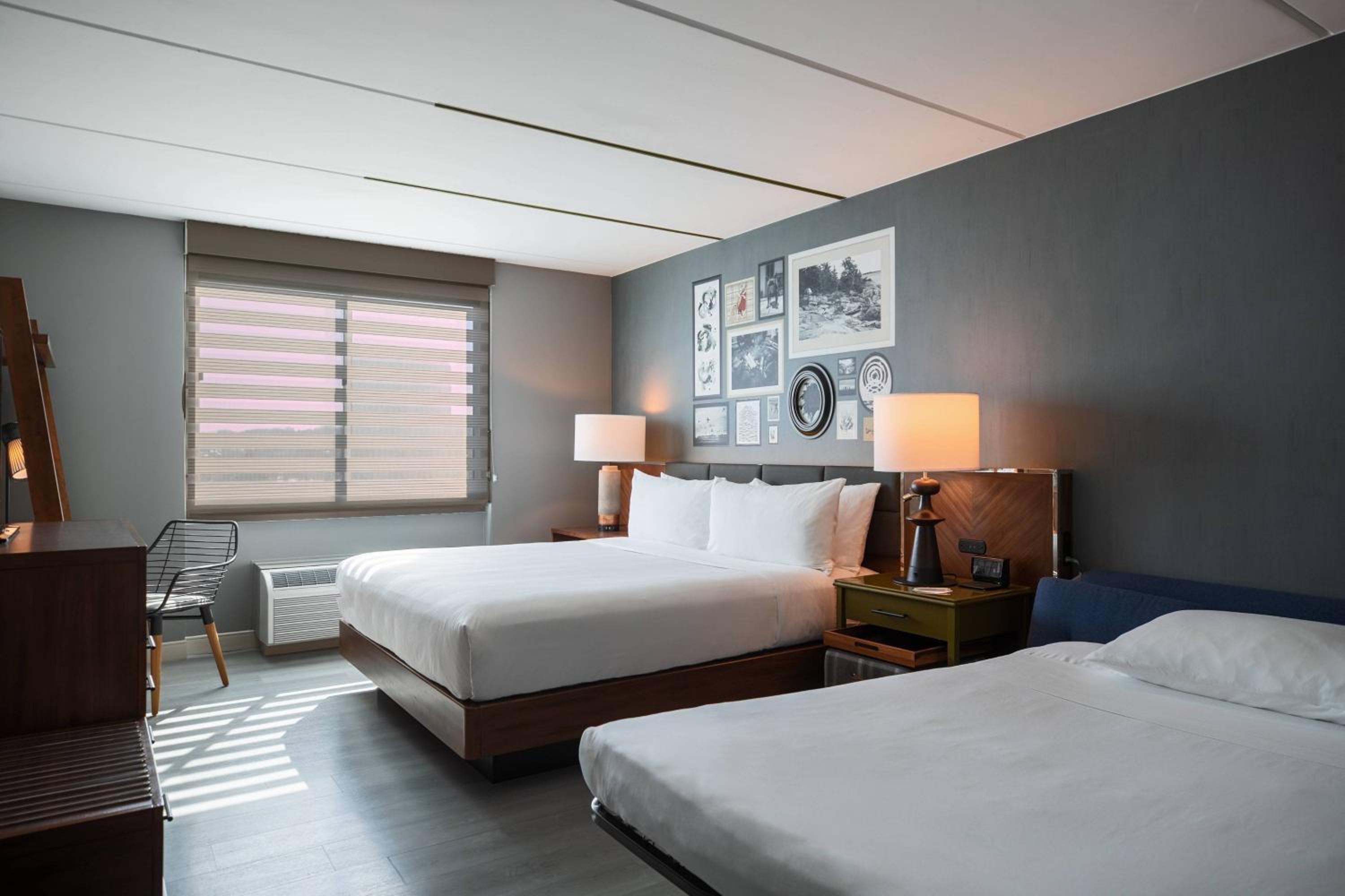 King Room with Sofa Bed - Photo 5