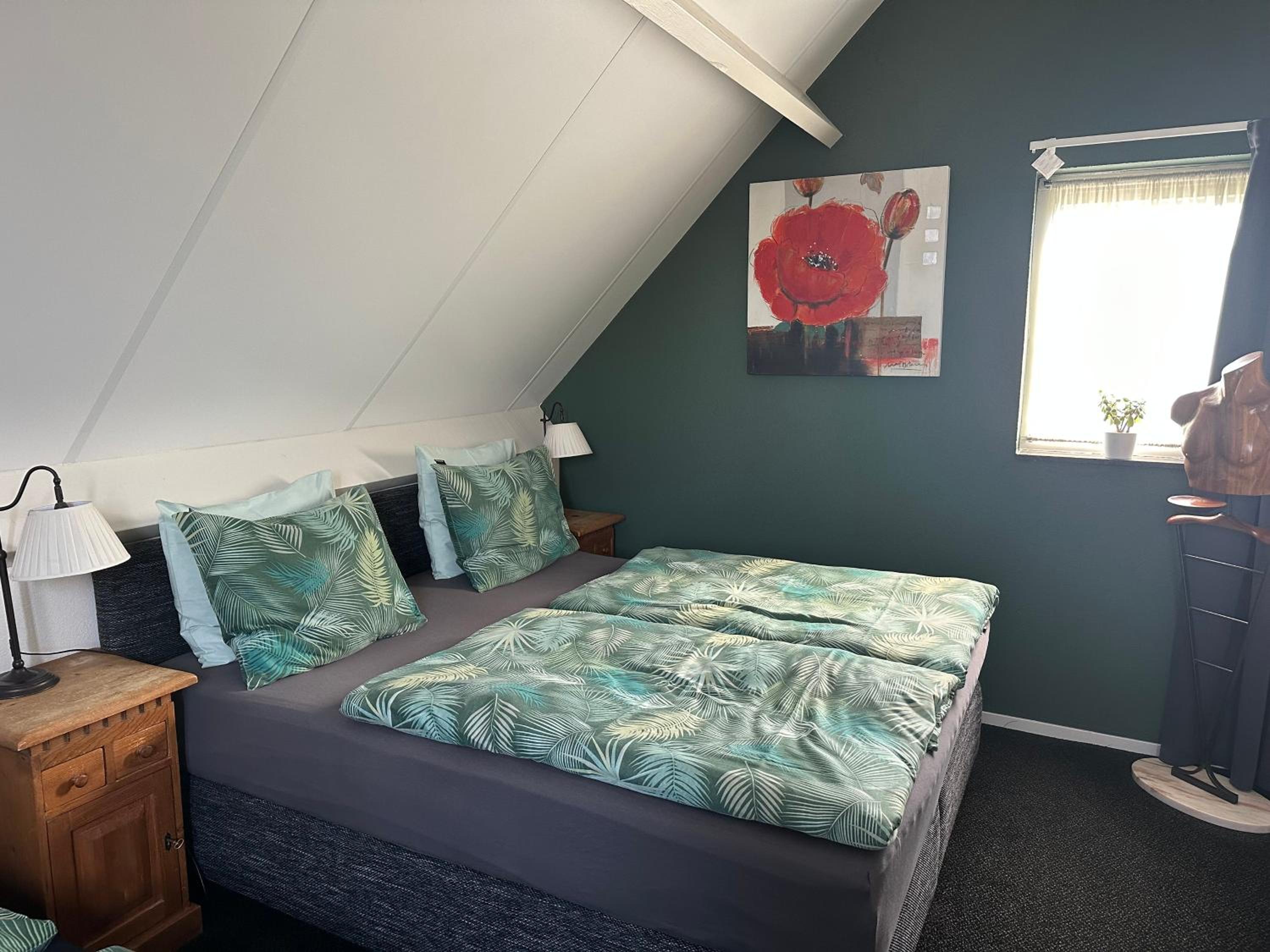 Deluxe Room (2 Adults + 1 Child) - Photo 1