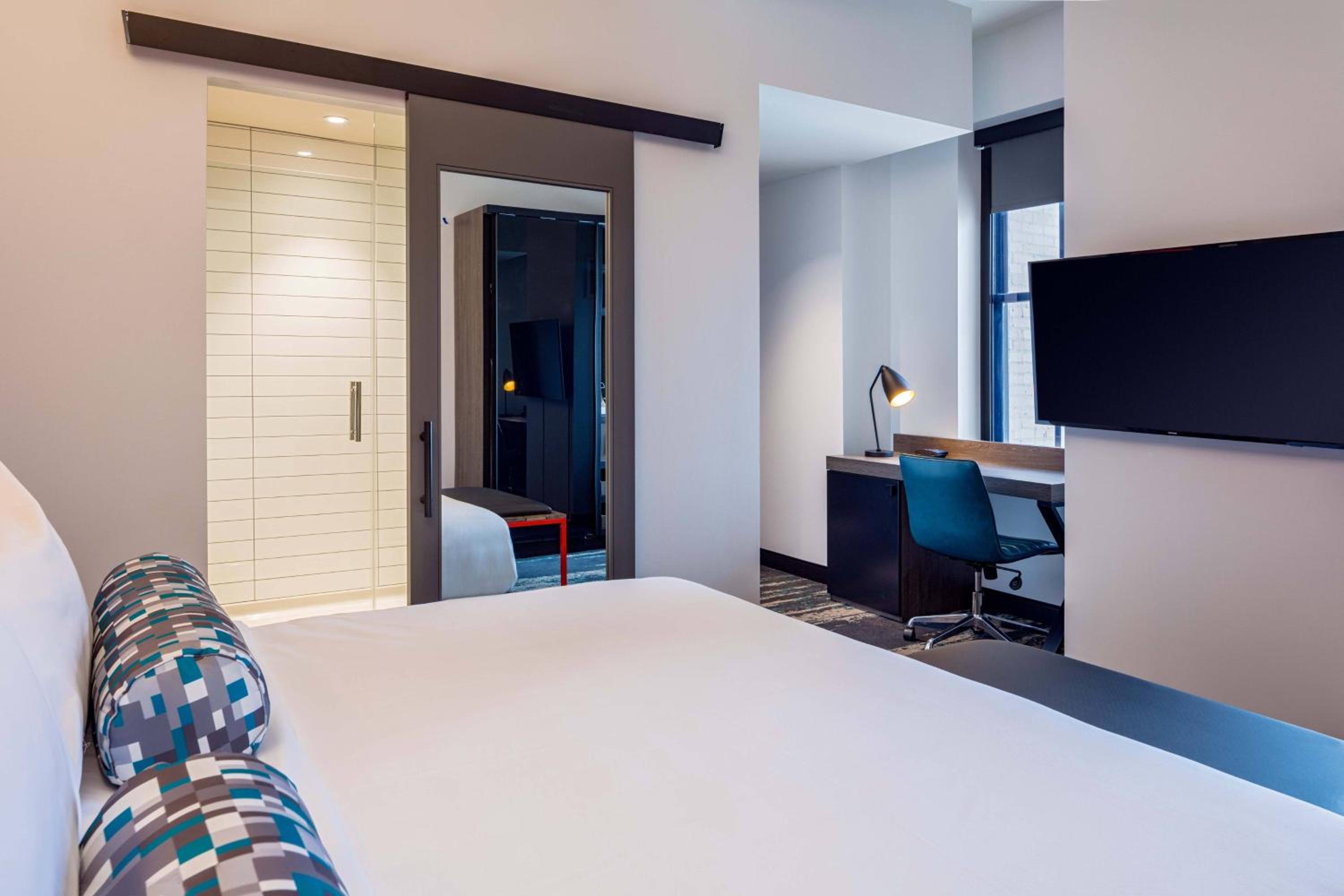 Corner King Room with City View photo 3