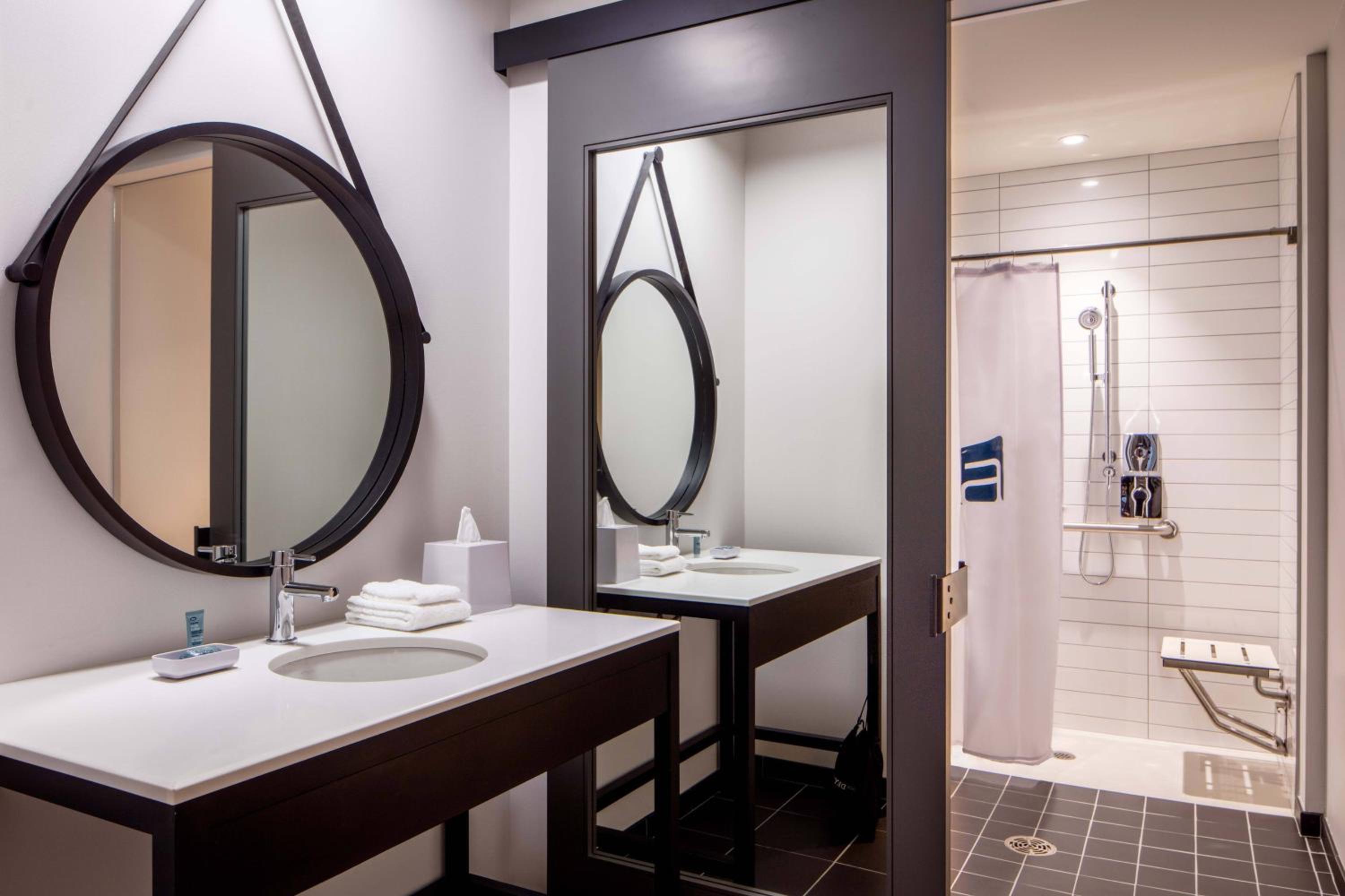 Double Room with Two Double Beds and Roll-n Shower - Mobility and Hearing Accessible photo 3