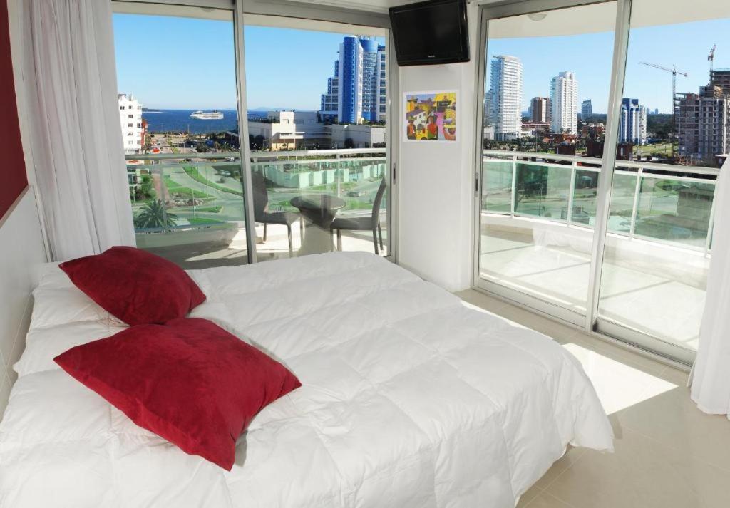 One-Bedroom Apartment with Sea View photo 1