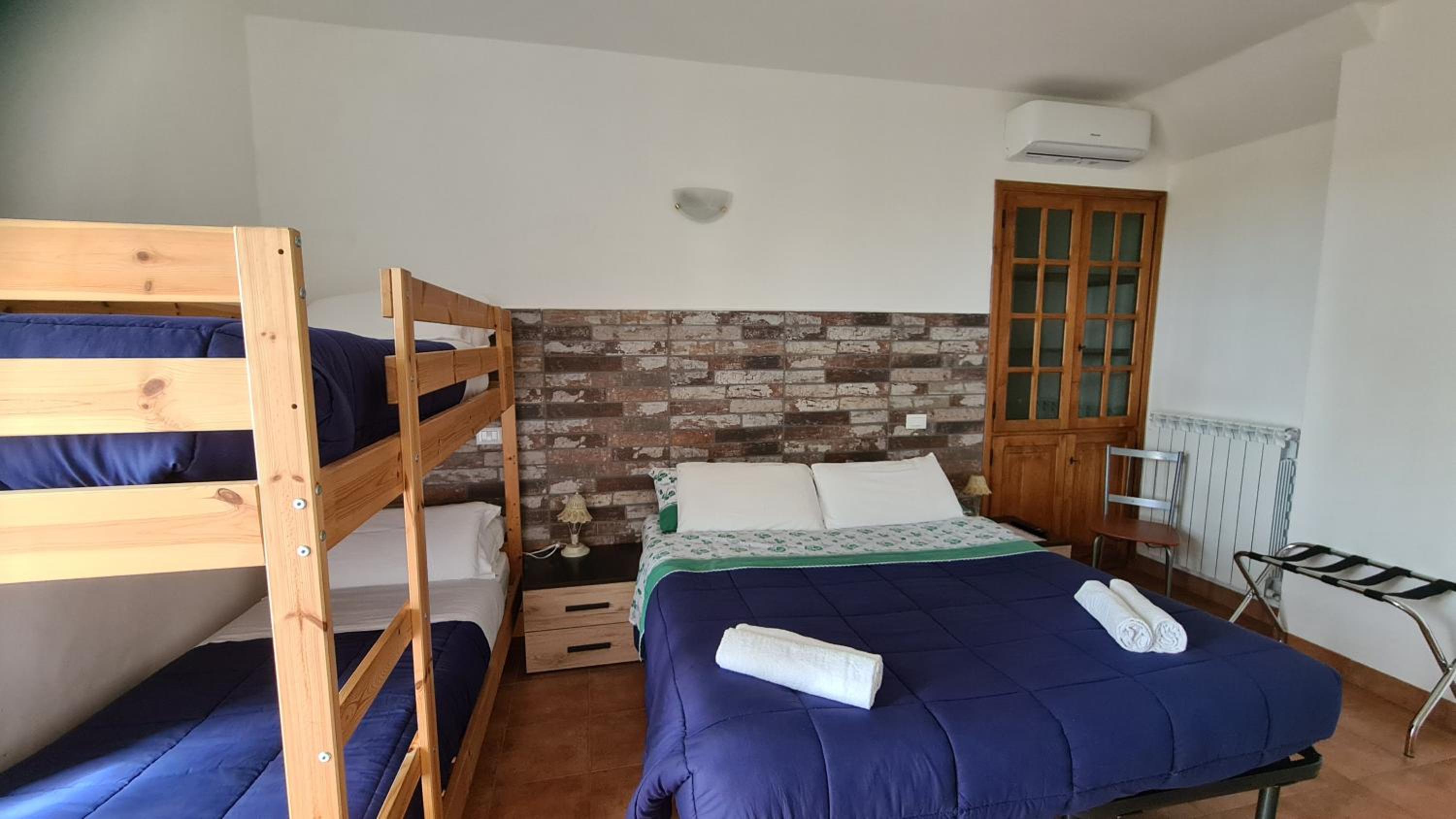 Economy Quadruple Room photo 2