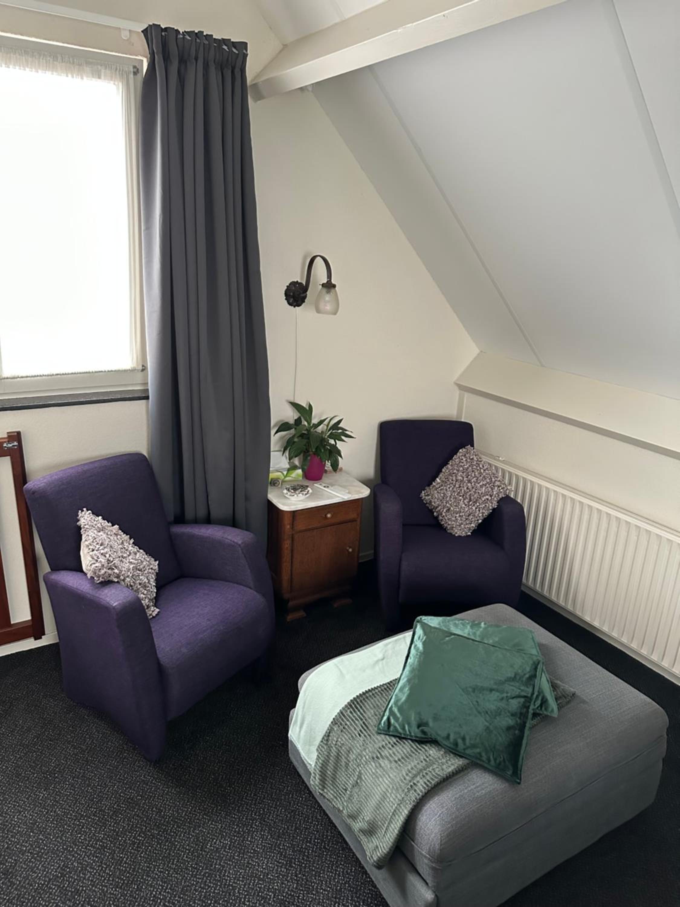 Deluxe Room (2 Adults + 1 Child) - Photo 2