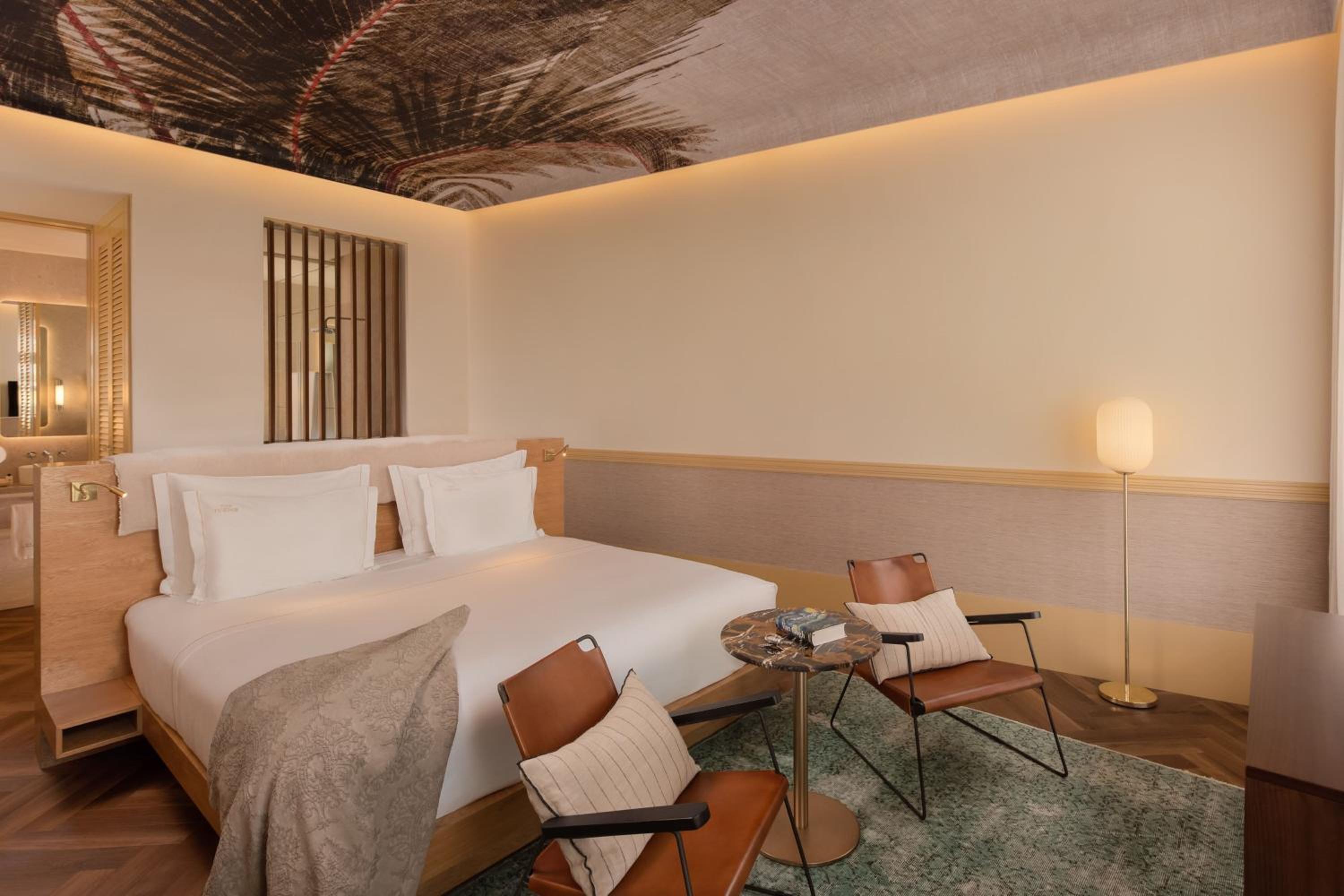 Premium Guest room with 1 King, City view thumbnail 5