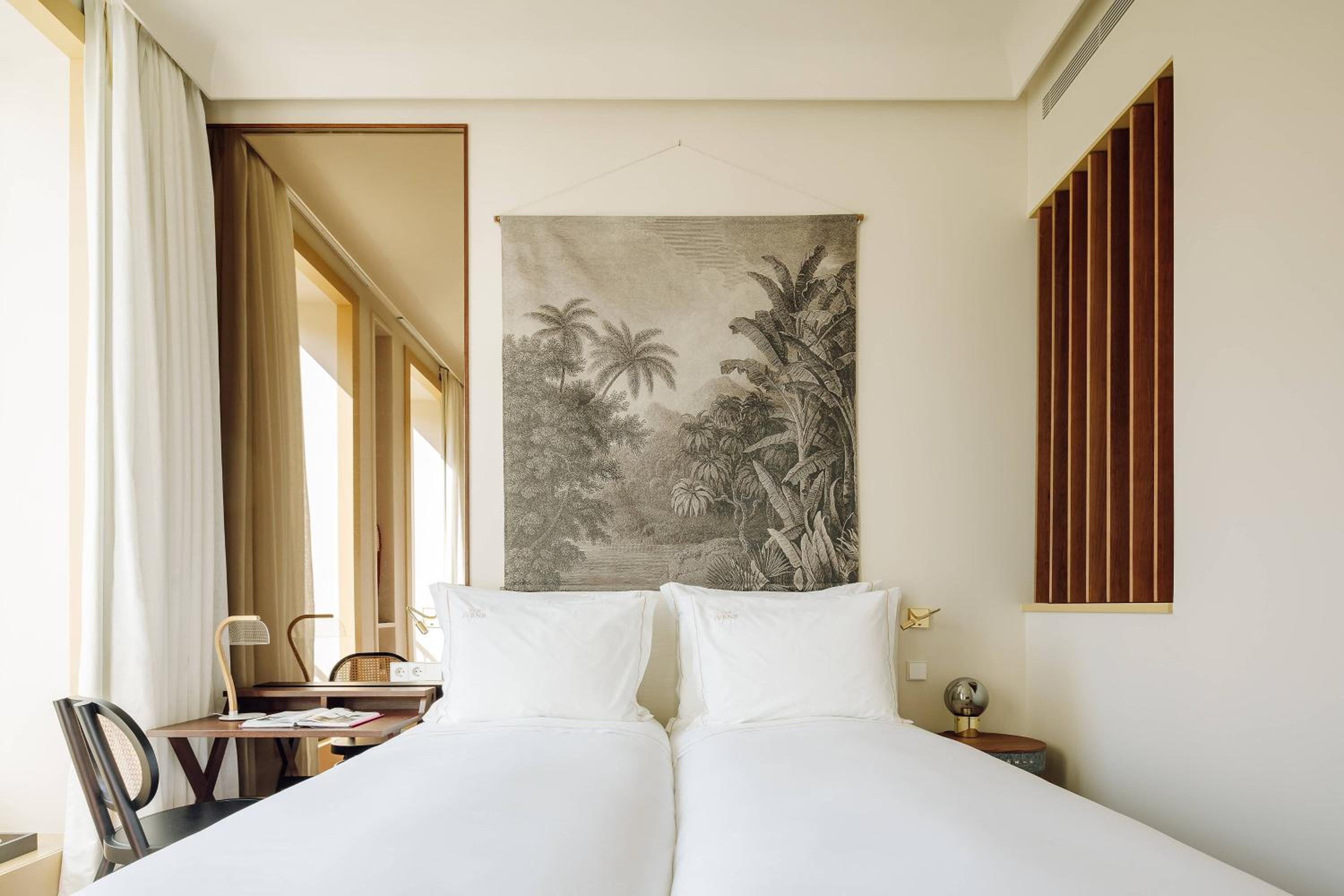 Capelo Guest room with 1 King, Courtyard view