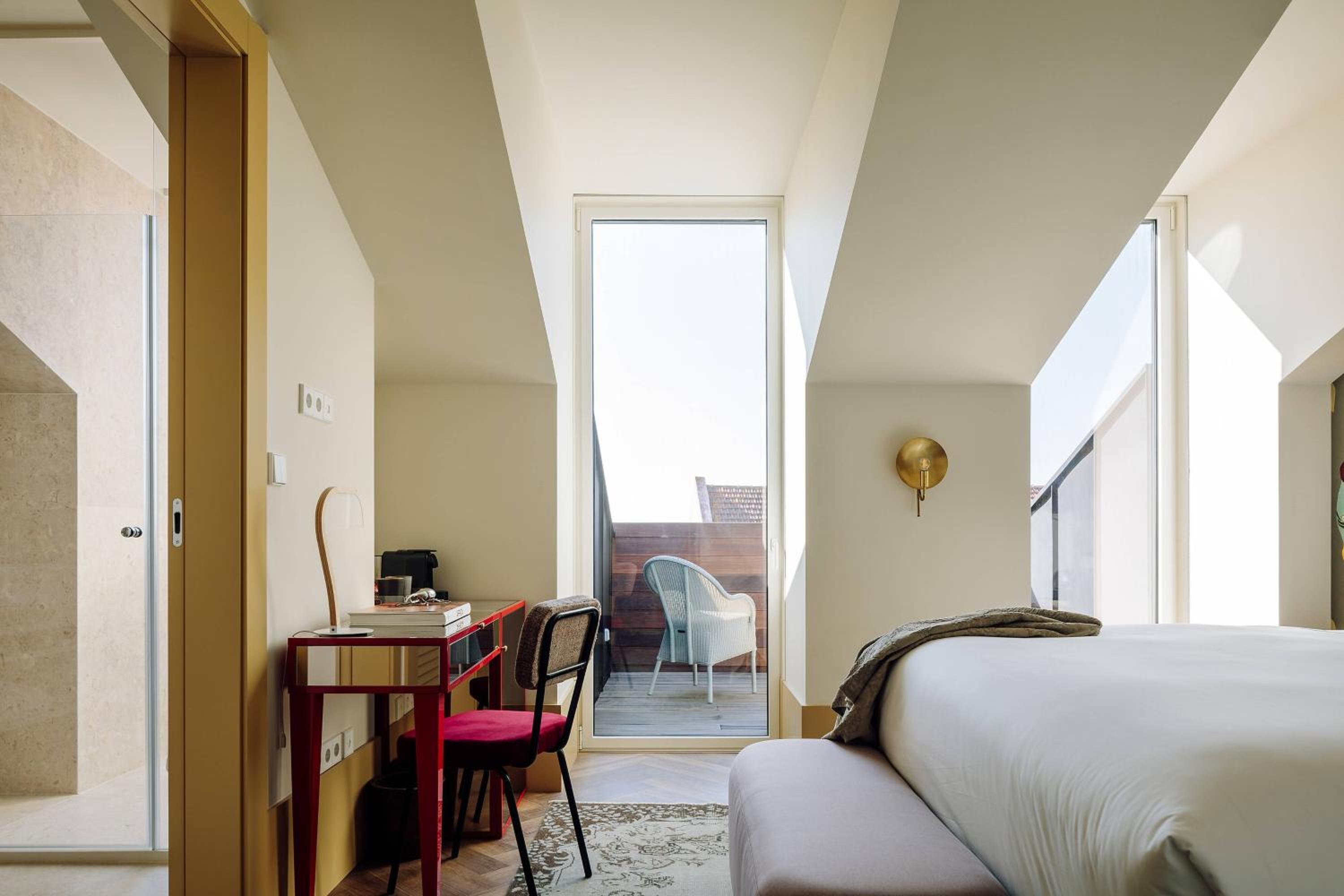 Signature Suite, 1 King, Sofa bed, Partial river view