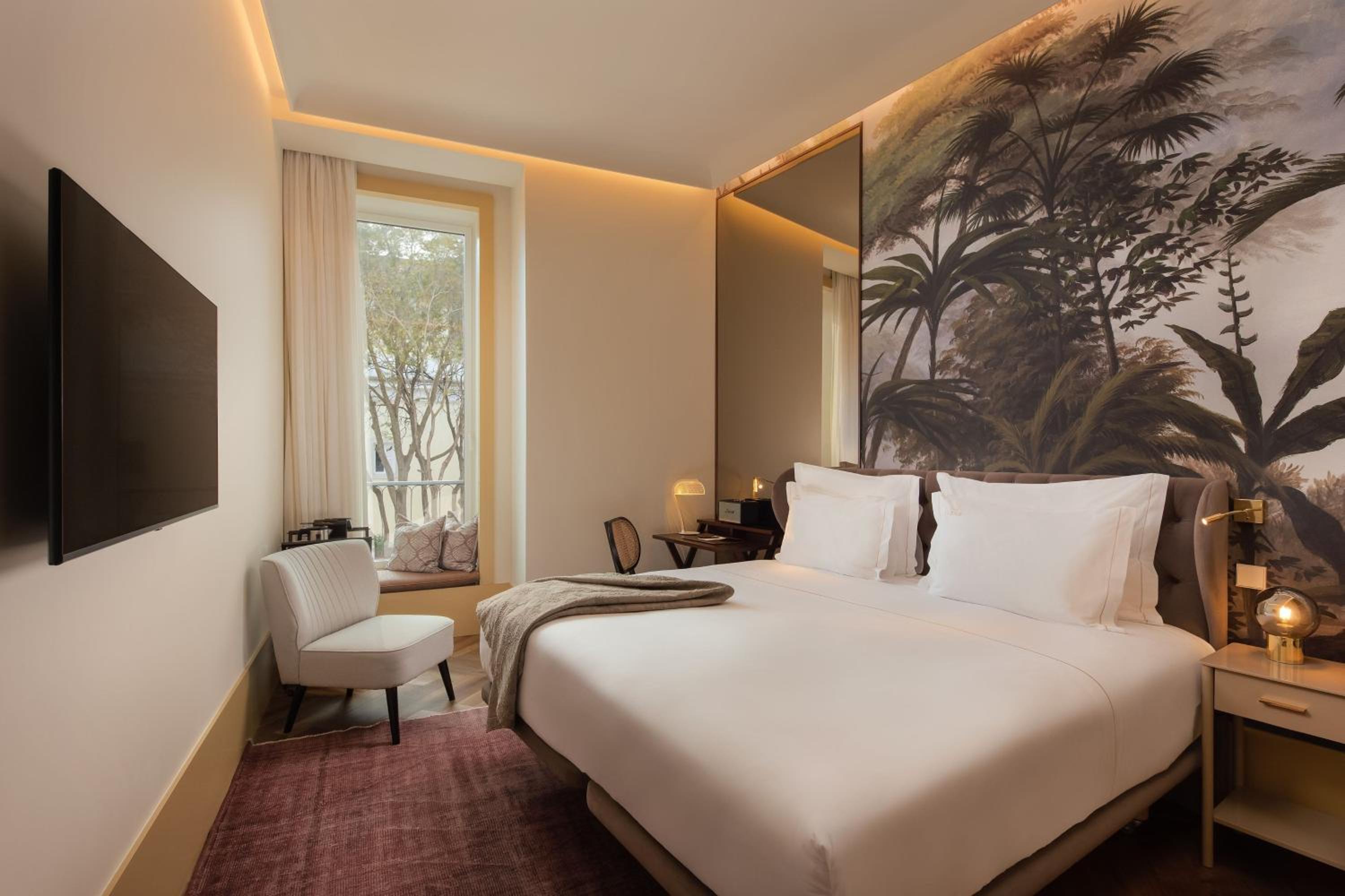 Superior Guest room with 1 King, Courtyard view