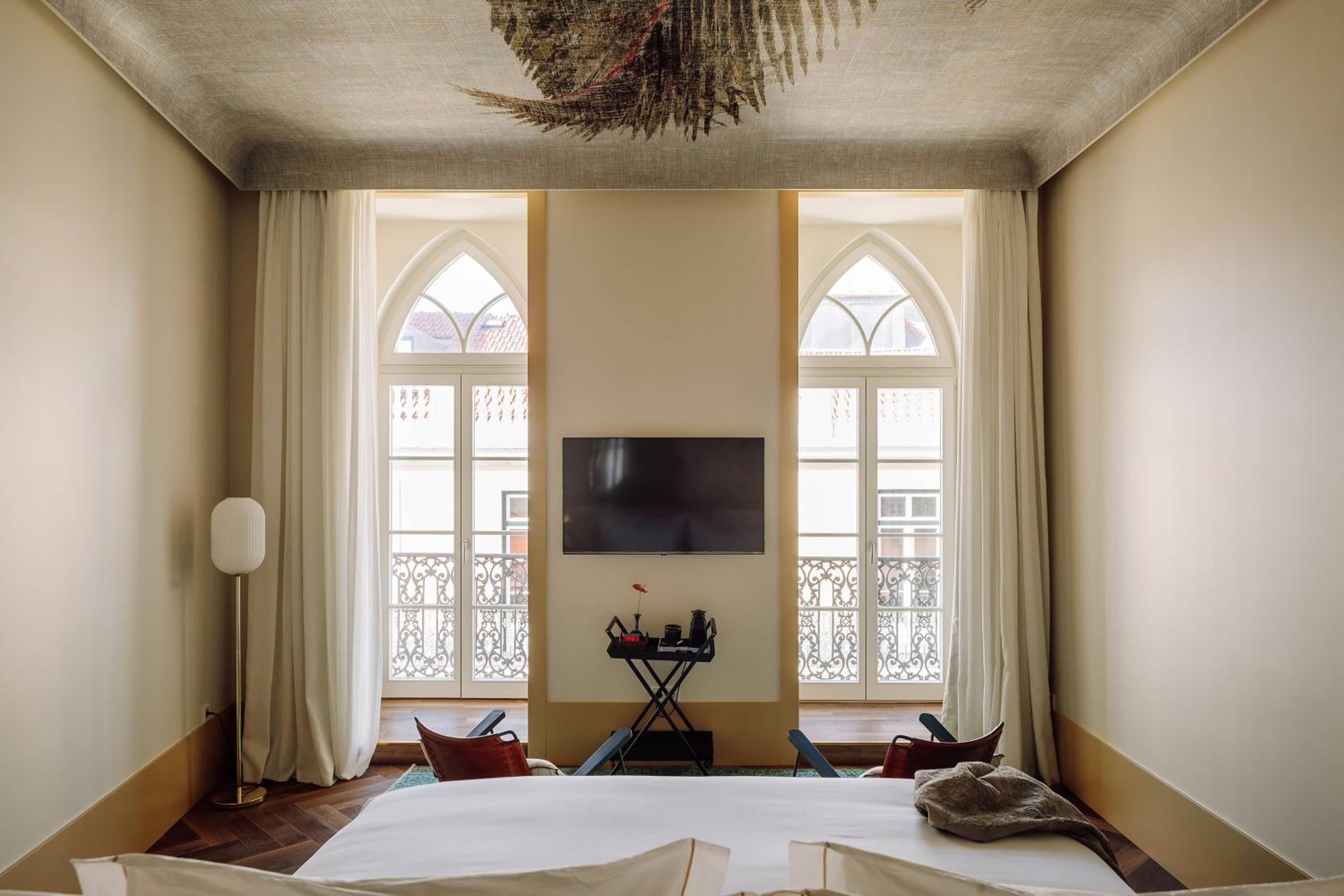 Premium Guest room with 1 King, City view
