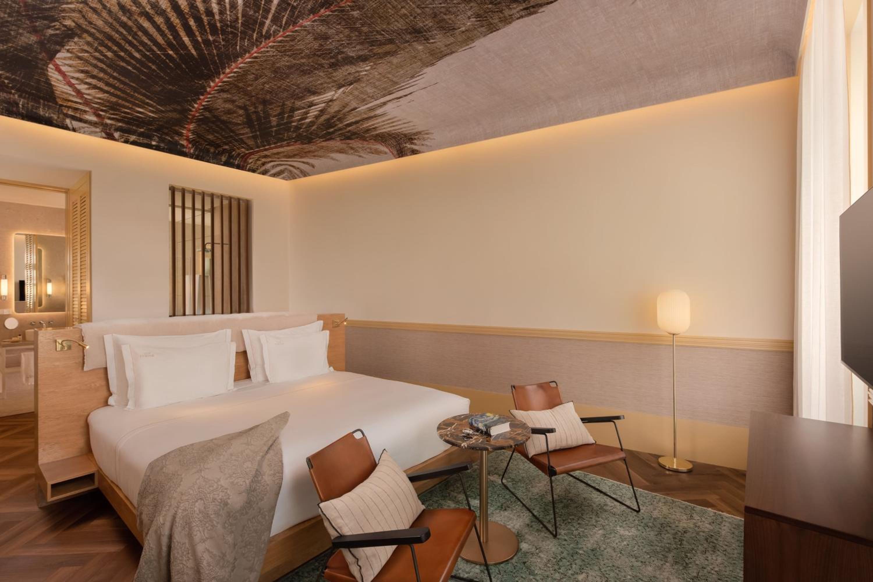 Premium Guest room with 1 King, City view