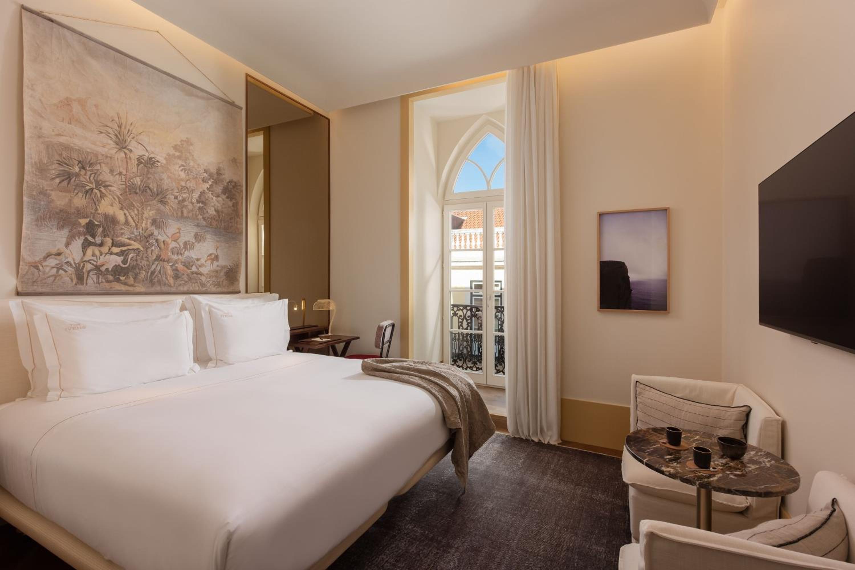Ivens Guest room with 1 King, City view, Balcony