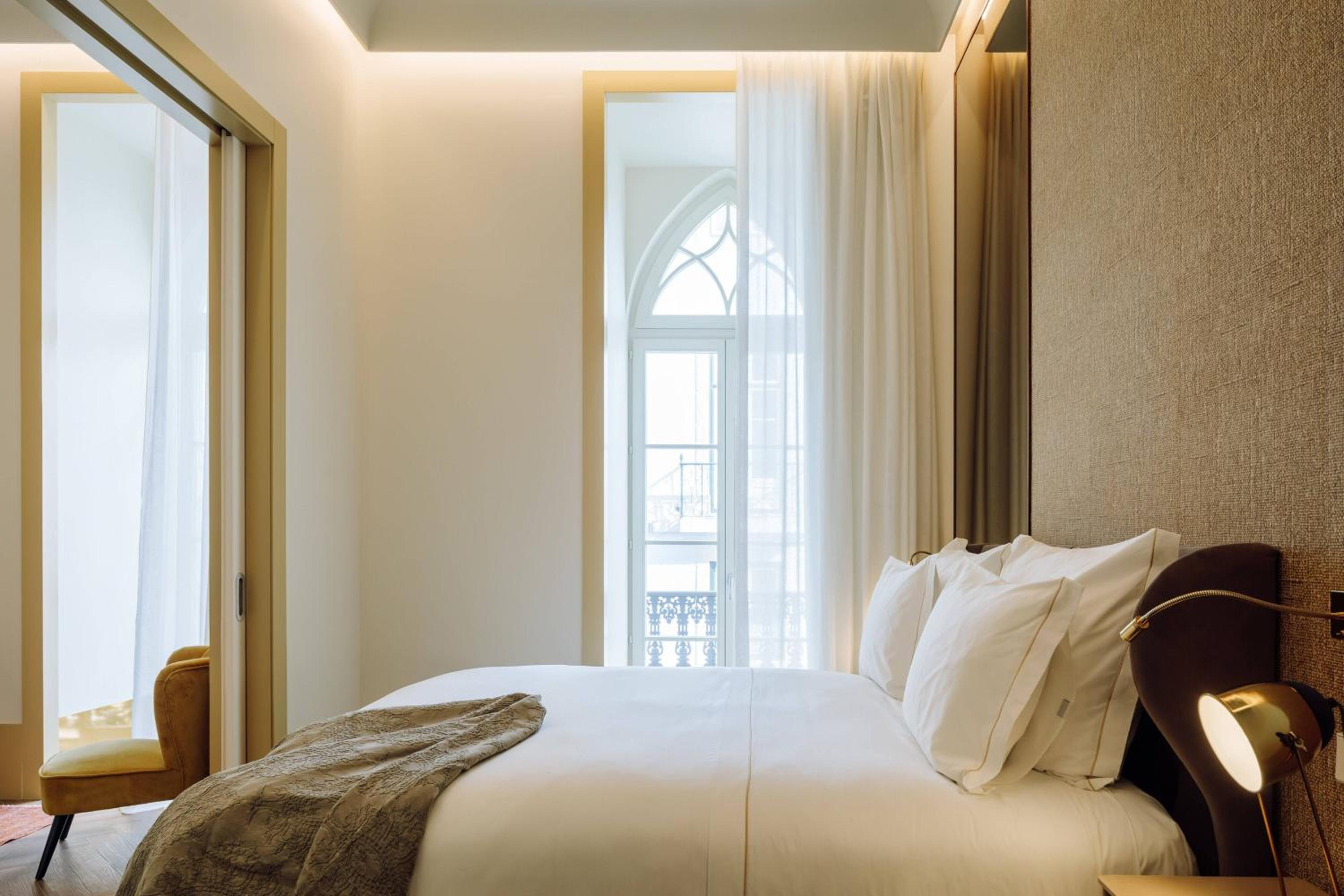 Suite with 1 King, Sofa bed, City view, Balcony thumbnail 6