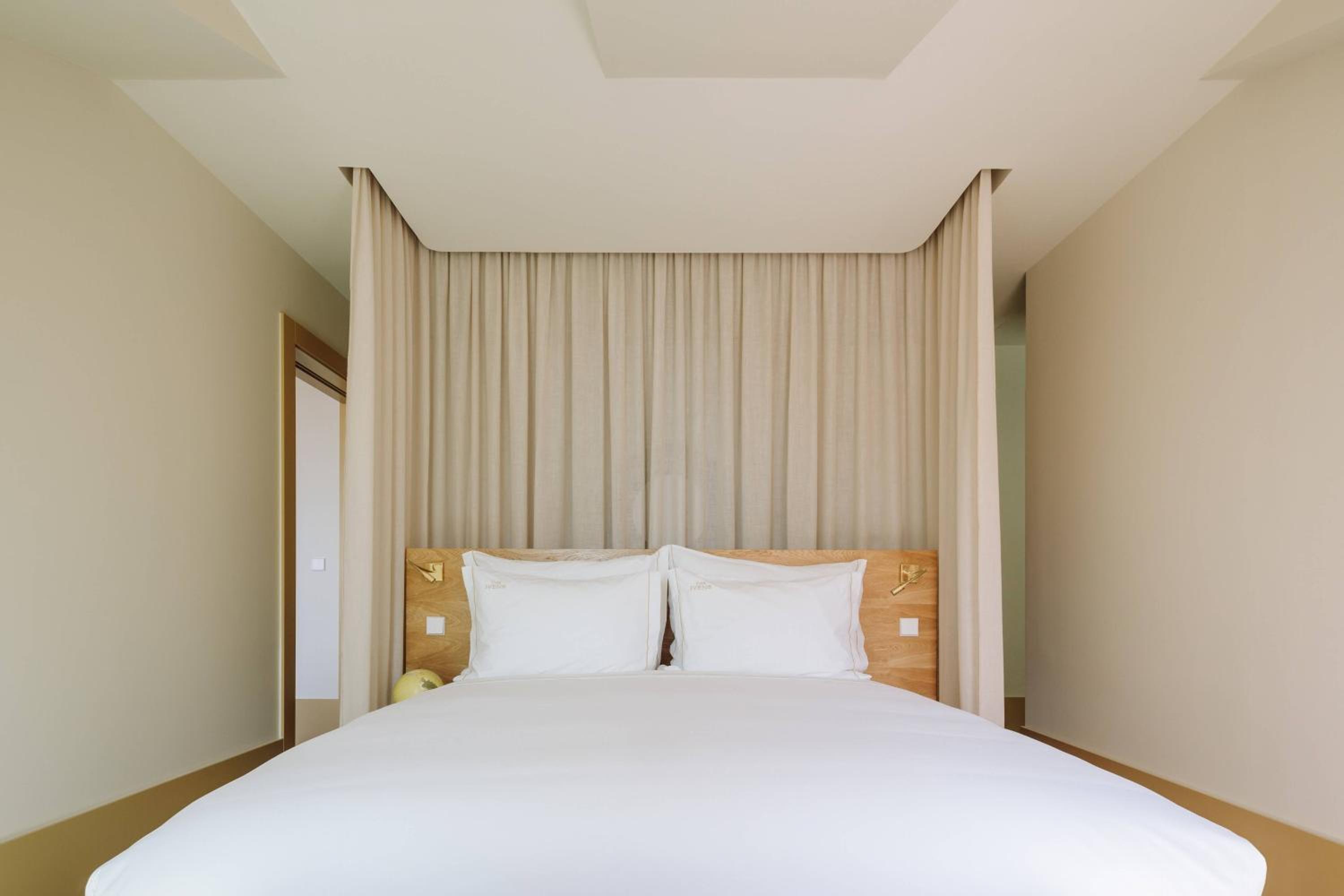 Signature Suite, 1 King, Sofa bed, Partial river view thumbnail 6