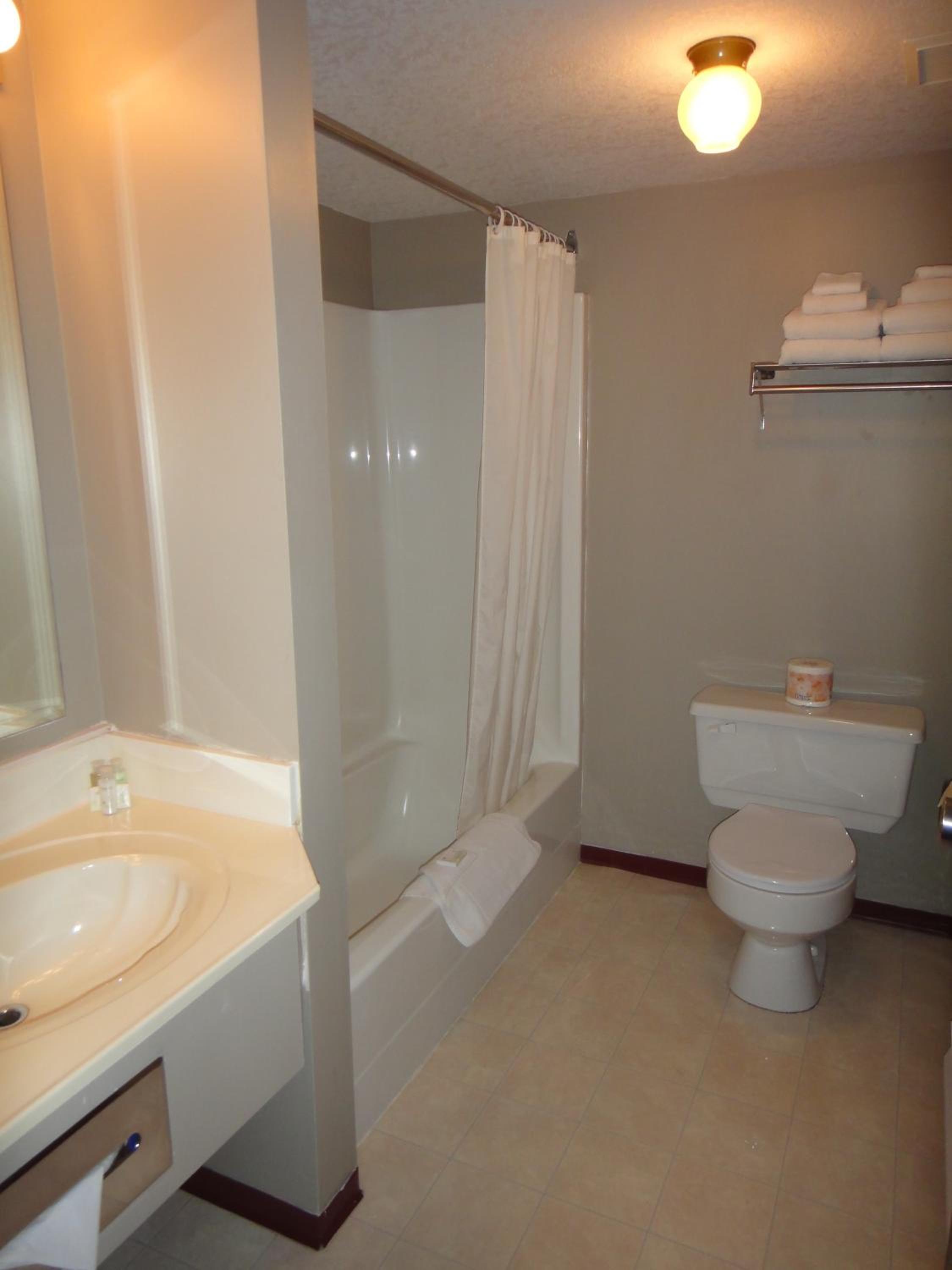 Standard Queen Room with Two Queen Beds photo 3