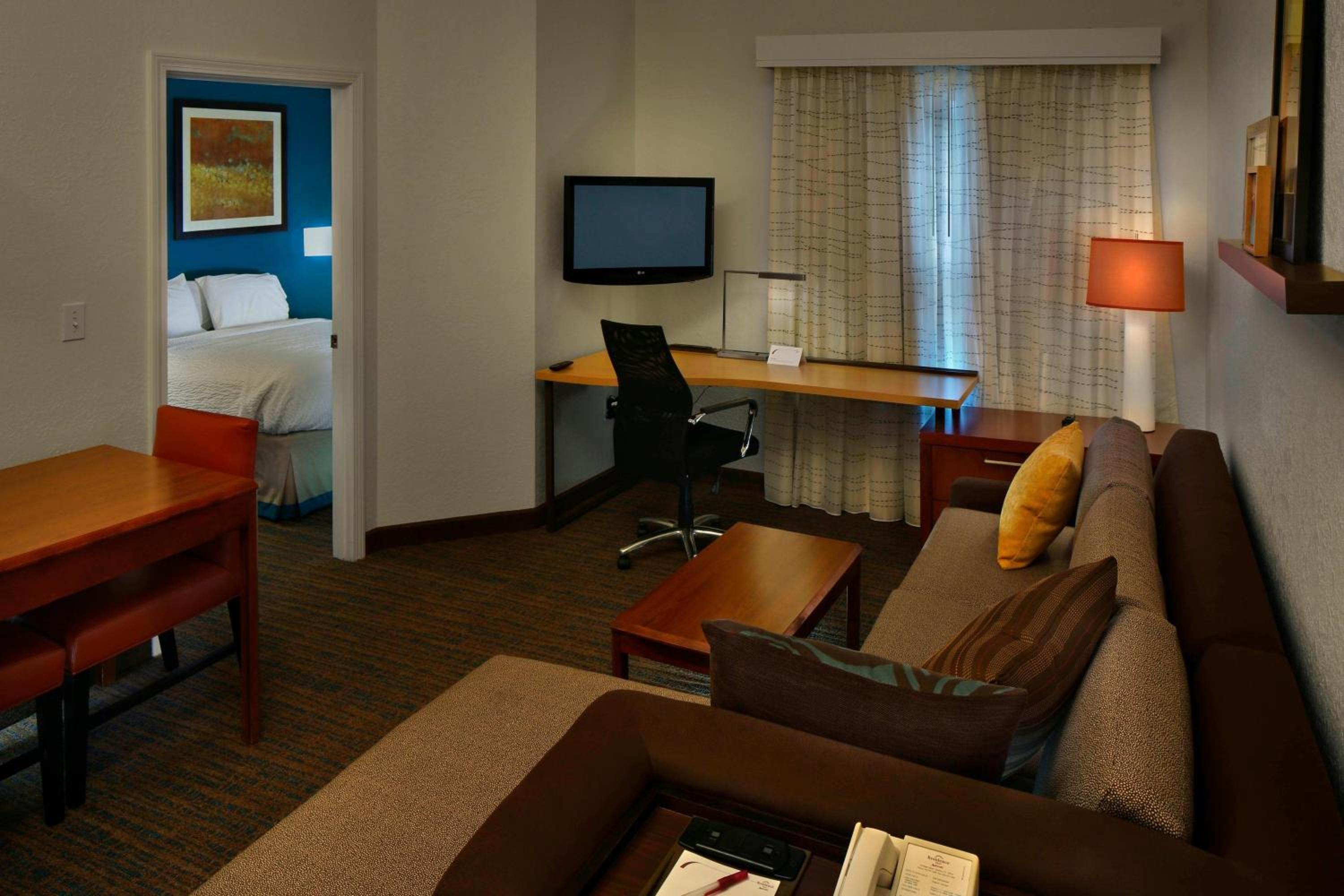 1 Bedroom Suite, 1 Queen, Sofa bed - Photo 1