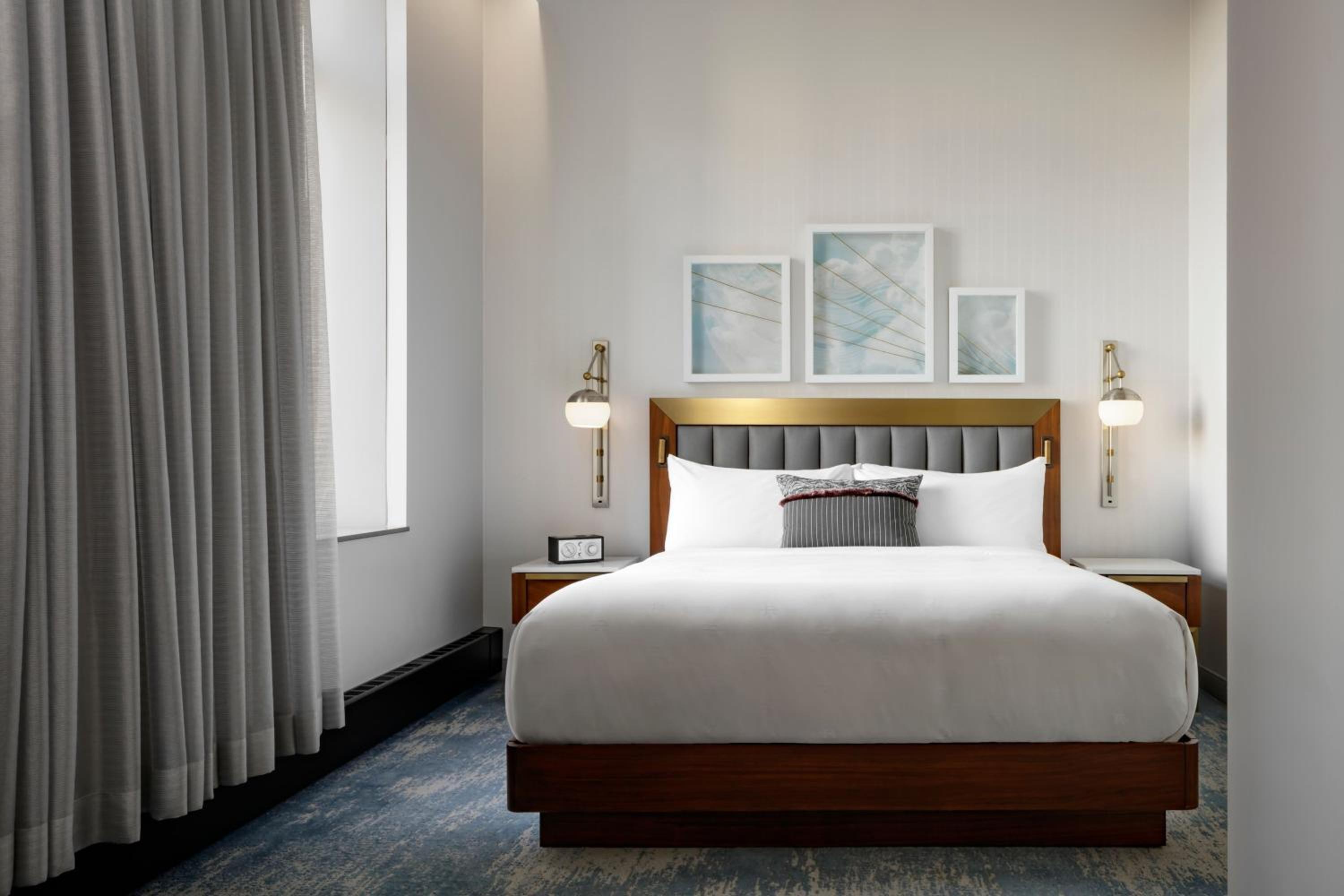 King Guest Room with City View - Photo 4