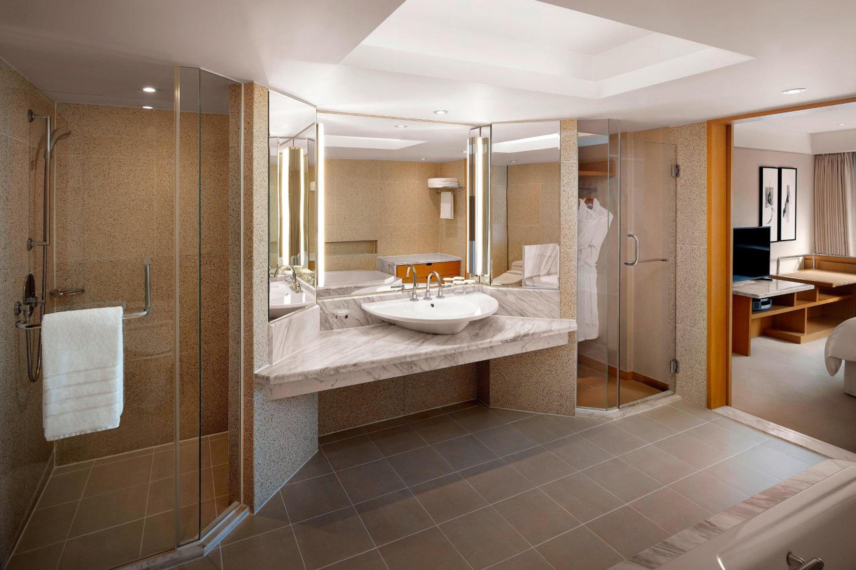 Executive Beach Suite, Club lounge access, 1 Bedroom Suite, 1 King, Haeundae Beach view, Corner room - Photo 3
