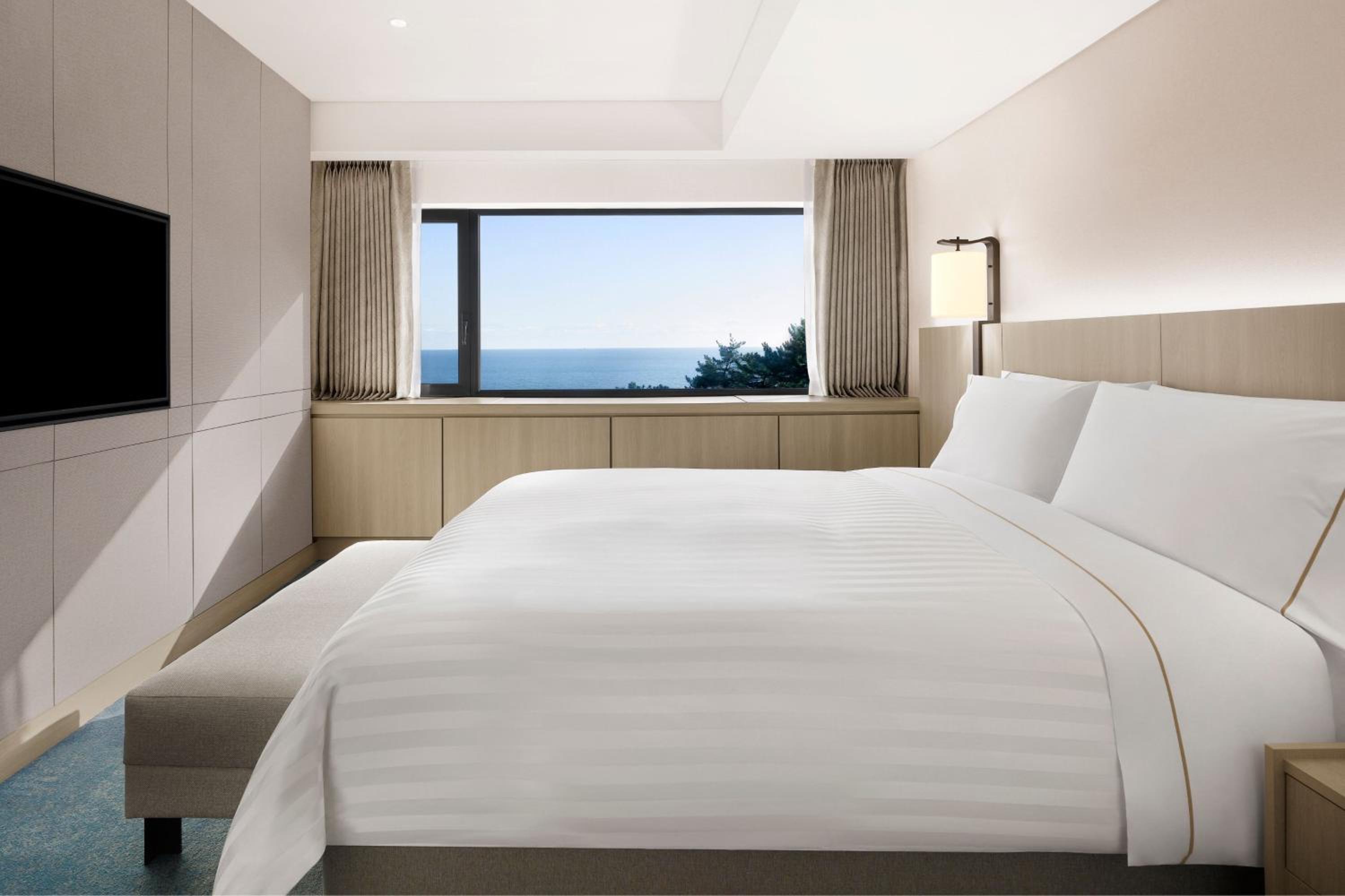Executive Beach Suite, Club lounge access, 1 Bedroom Suite, 1 King, Haeundae Beach view, Corner room - Photo 2