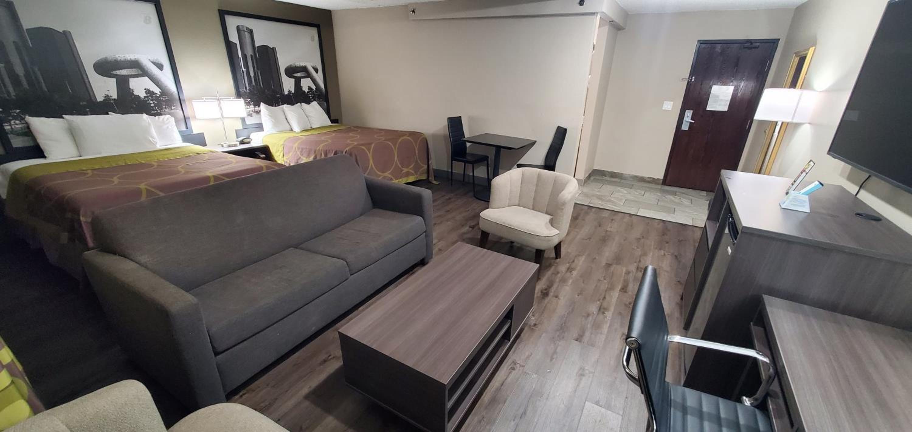 2 Queen Beds, Sofa Bed, Suite, Non-Smoking - Photo 2