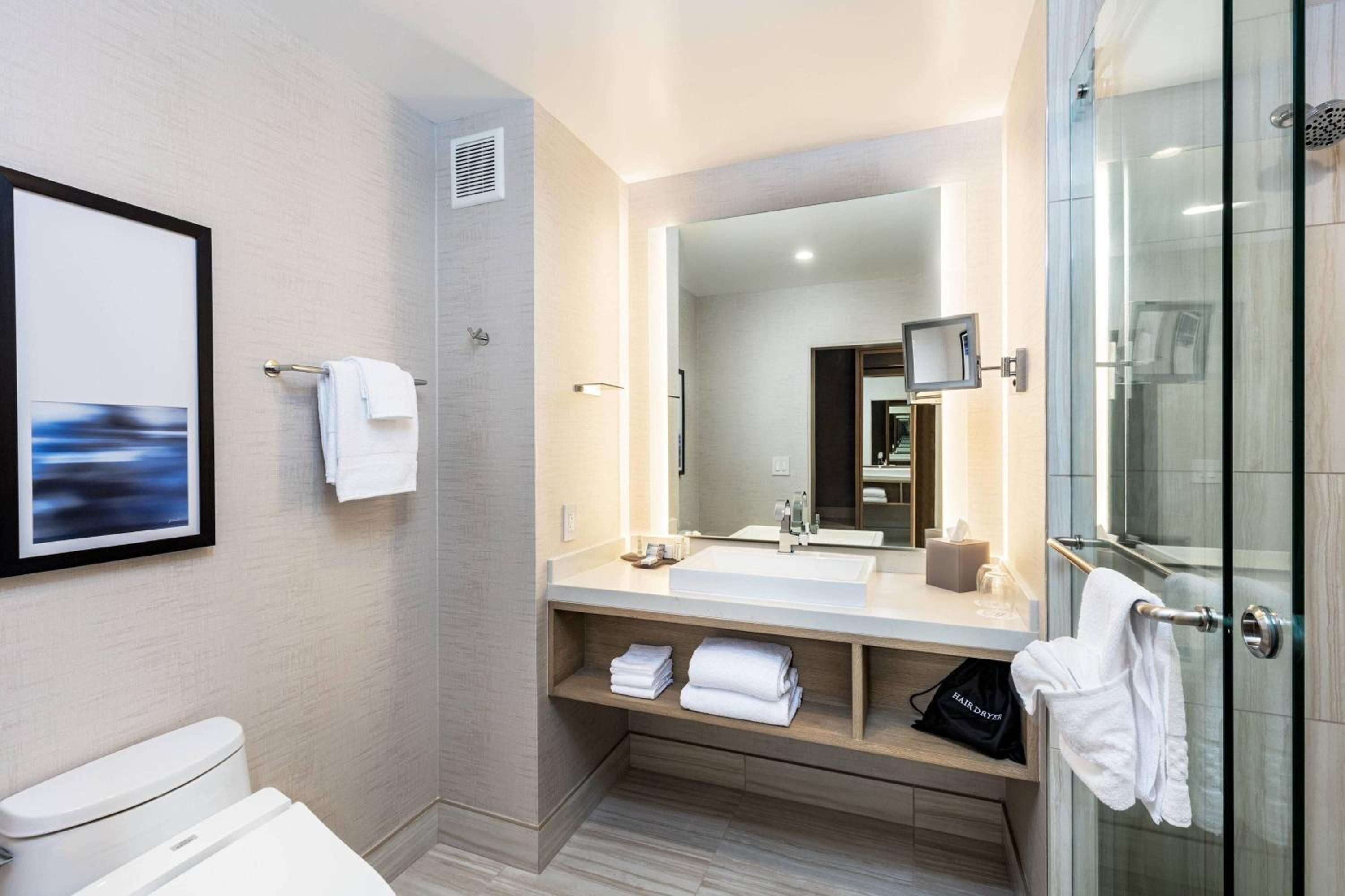 Standard, Guest room, 1 King - Photo 4