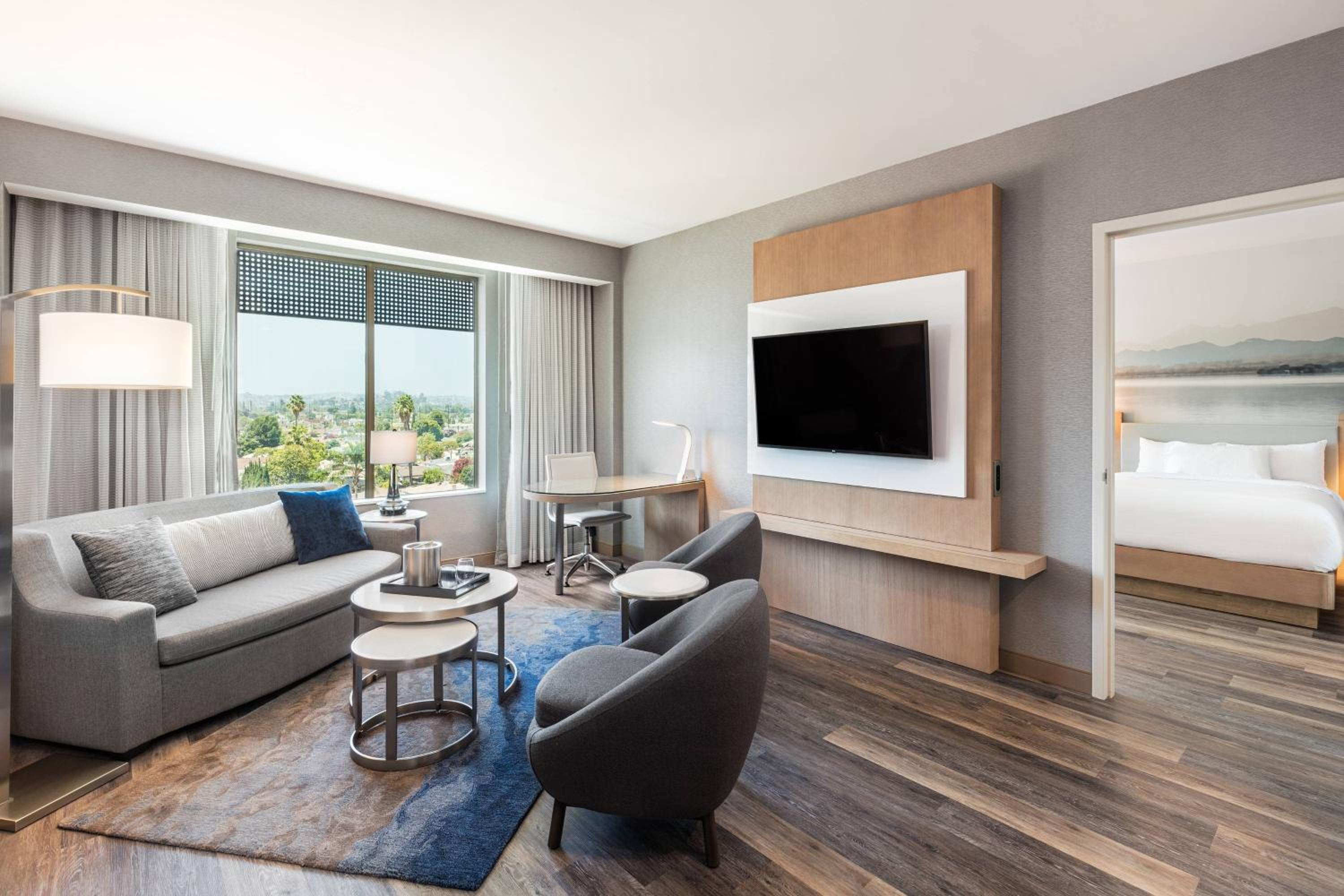 One-Bedroom King Suite with Bathtub and Sofa Bed - Mobility Access/Hearing Accessible - Photo 1