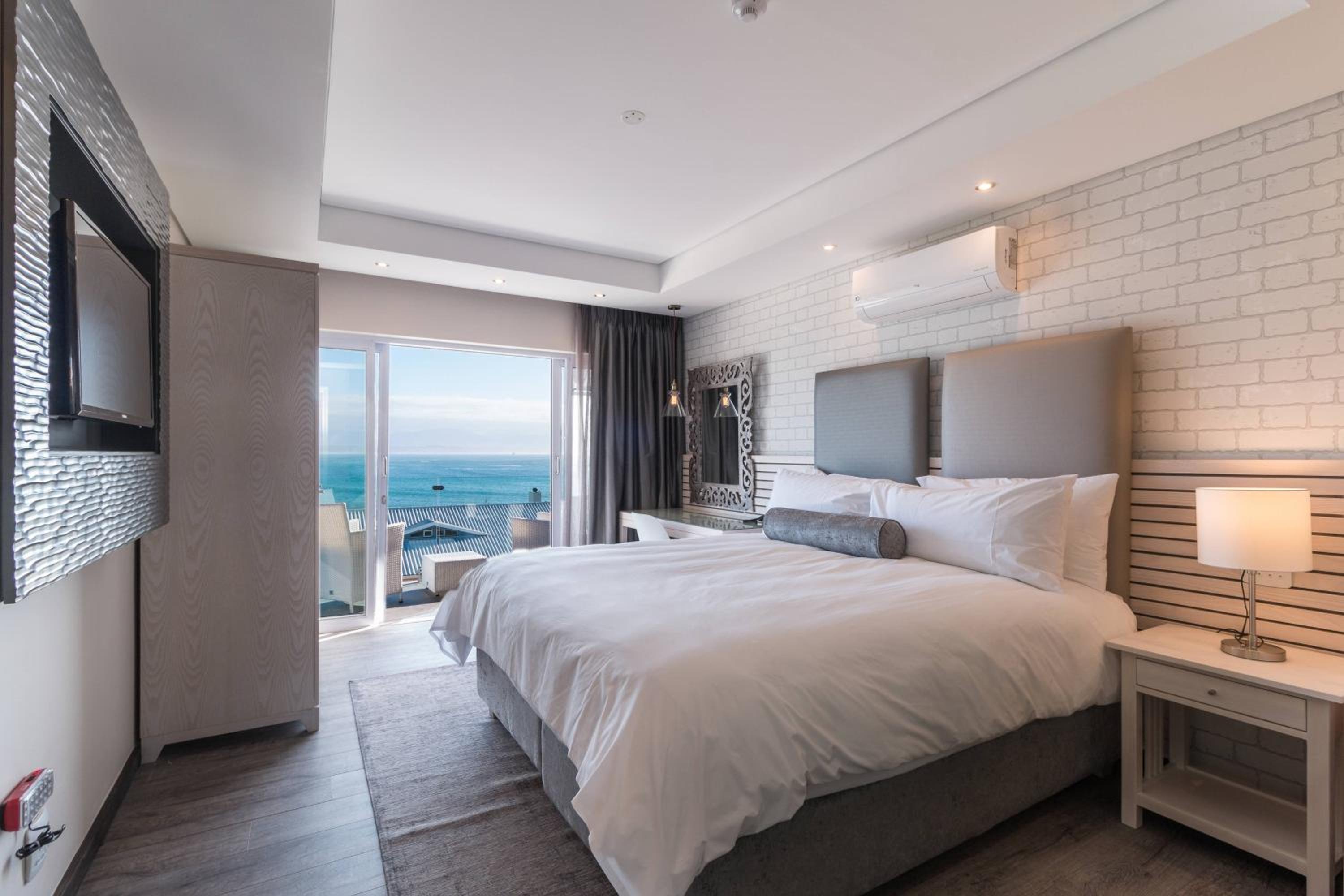 Larger Guest room, 1 King, Harbor view, Balcony - Photo 1
