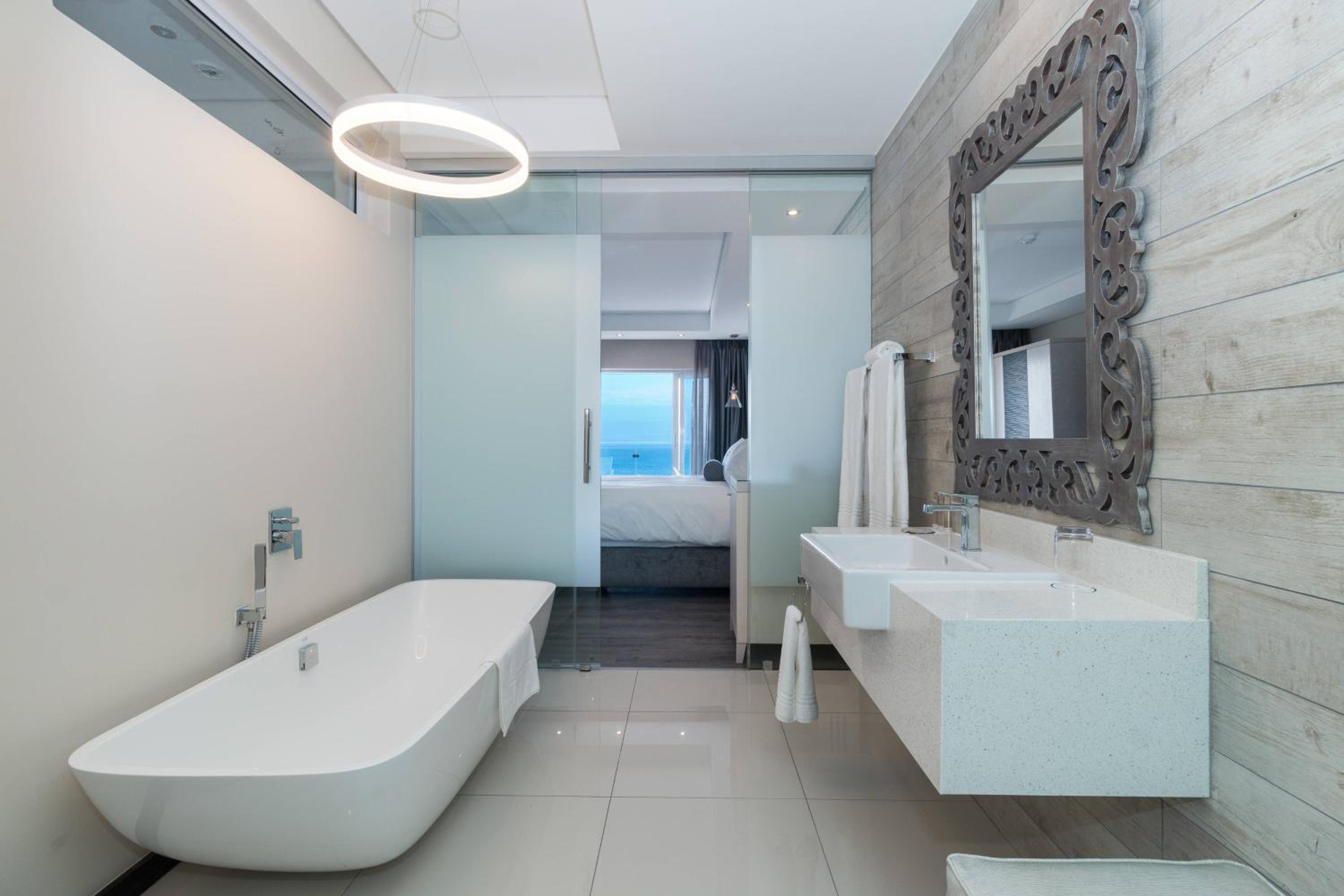 Larger Guest room, 1 King, Harbor view, Balcony - Photo 4