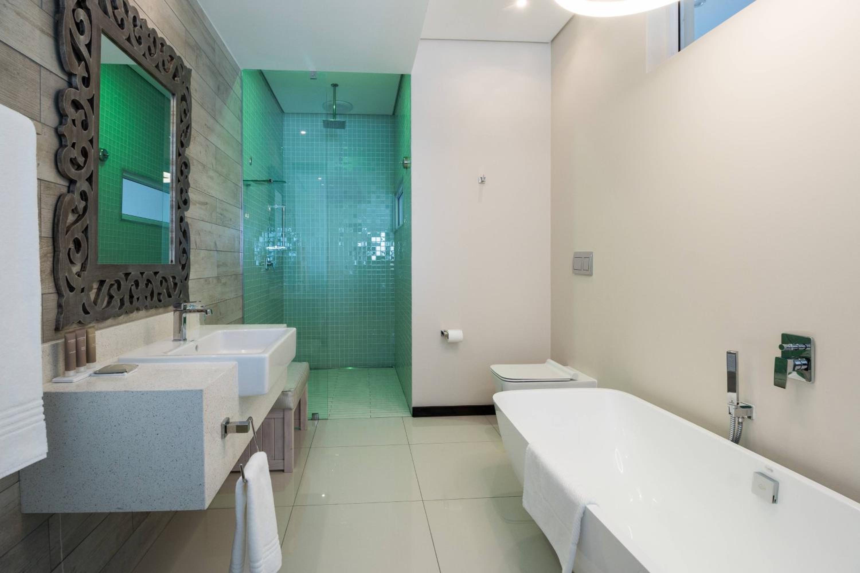 Larger Guest room, 1 King, Harbor view, Balcony - Photo 2