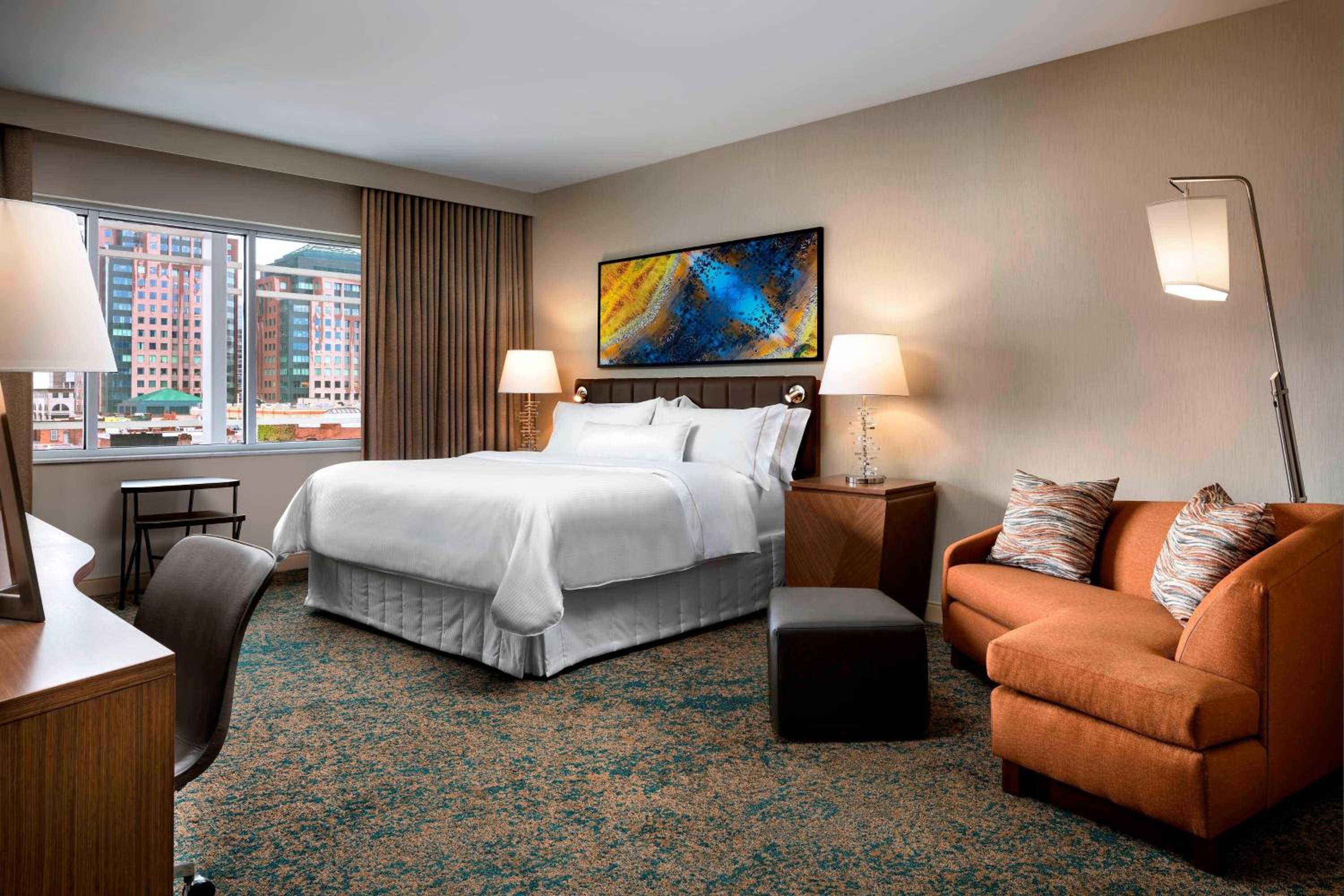 Traditional King Room with Adapted Tub - Mobility and Hearing Accessible