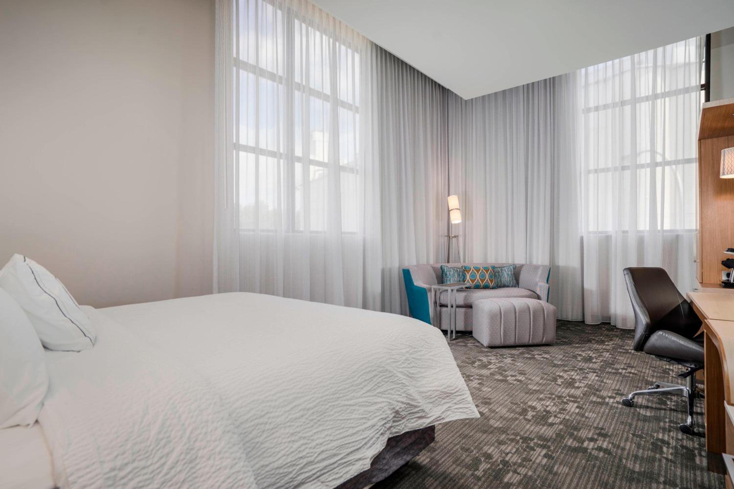 1 Bedroom Suite, 1 King, Sofa bed, Jetted Tub