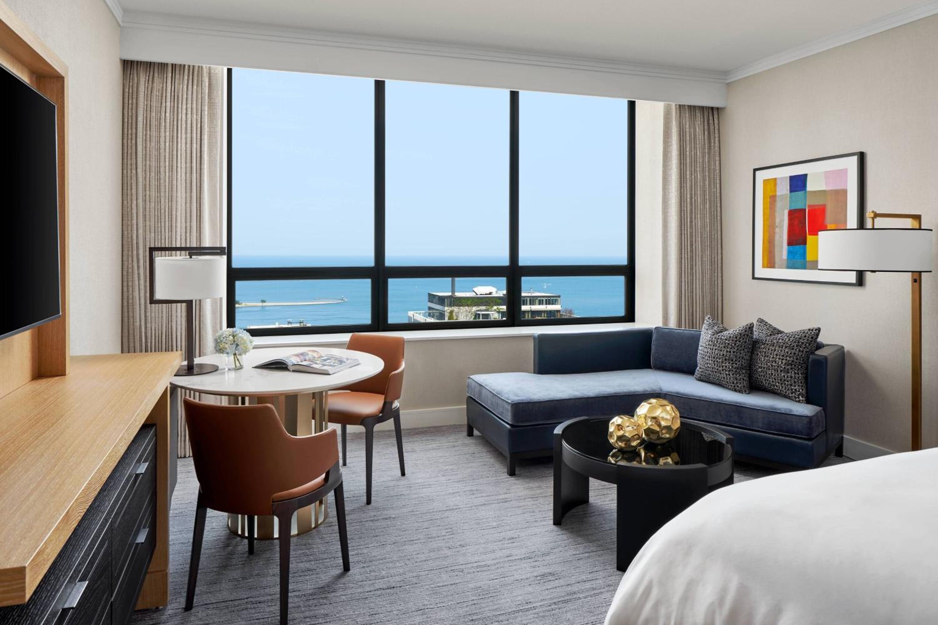 King Room with Lake View - Photo 5