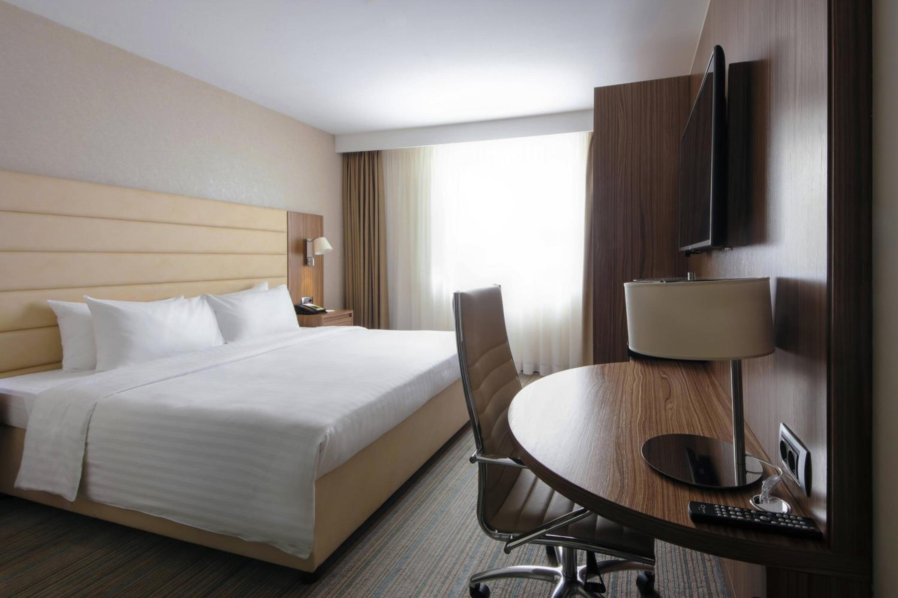 Standard Room with King Bed photo 2
