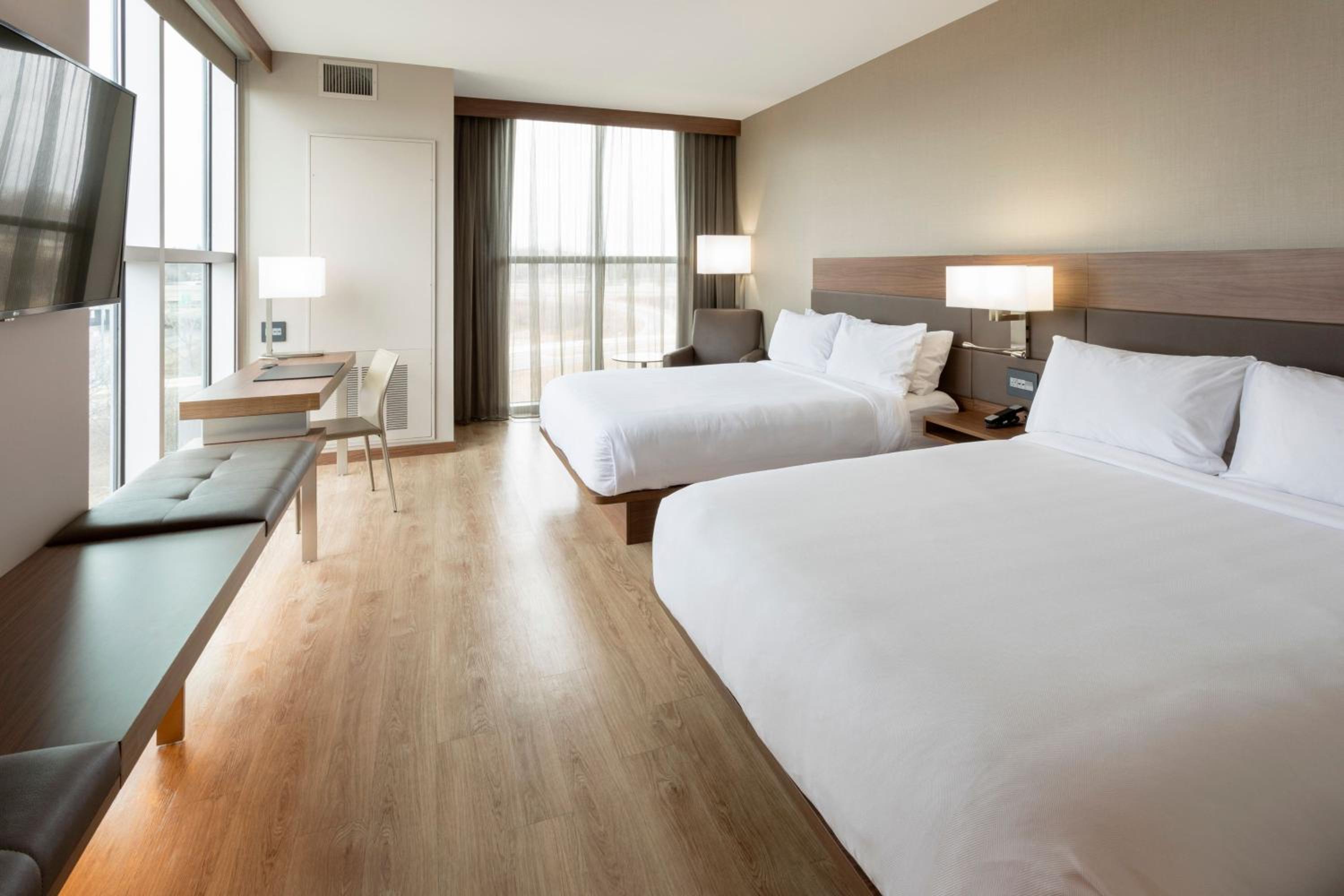 Queen Room with Two Queen Beds and Skyline View photo 1