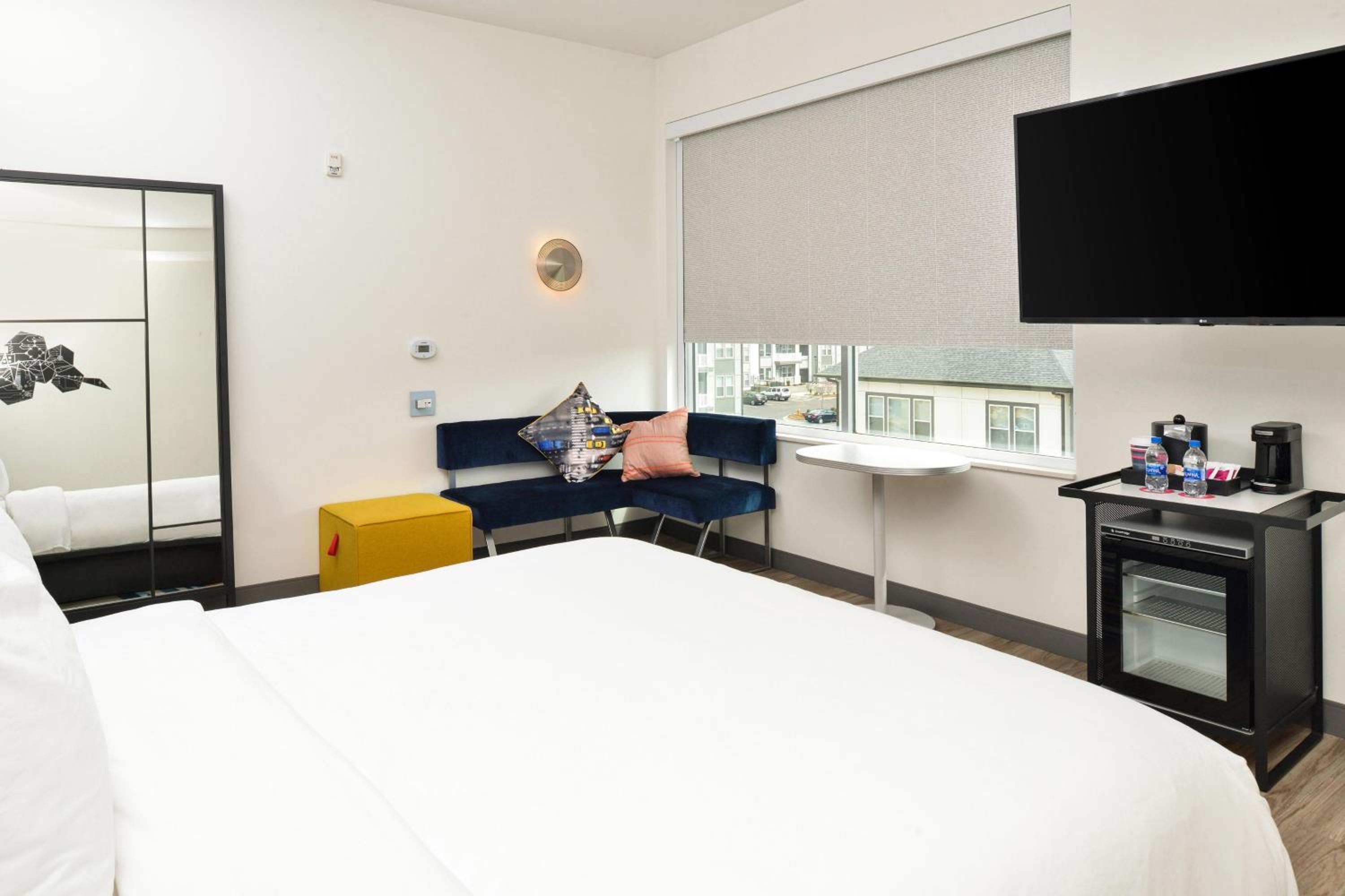 Savvy, Larger Guest room, 1 King - Photo 1