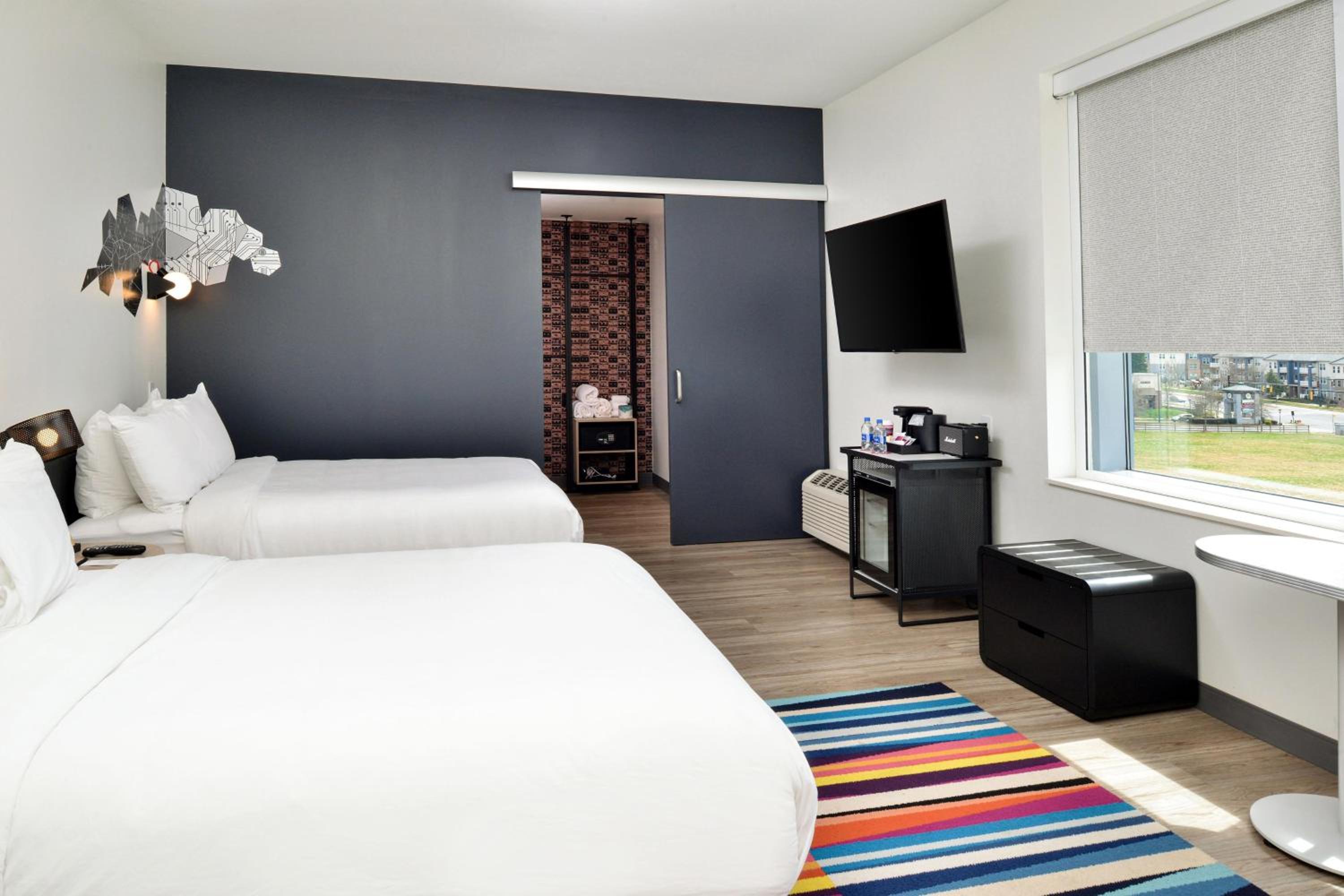 Savvy, Larger Guest room, 2 Queen - Photo 1