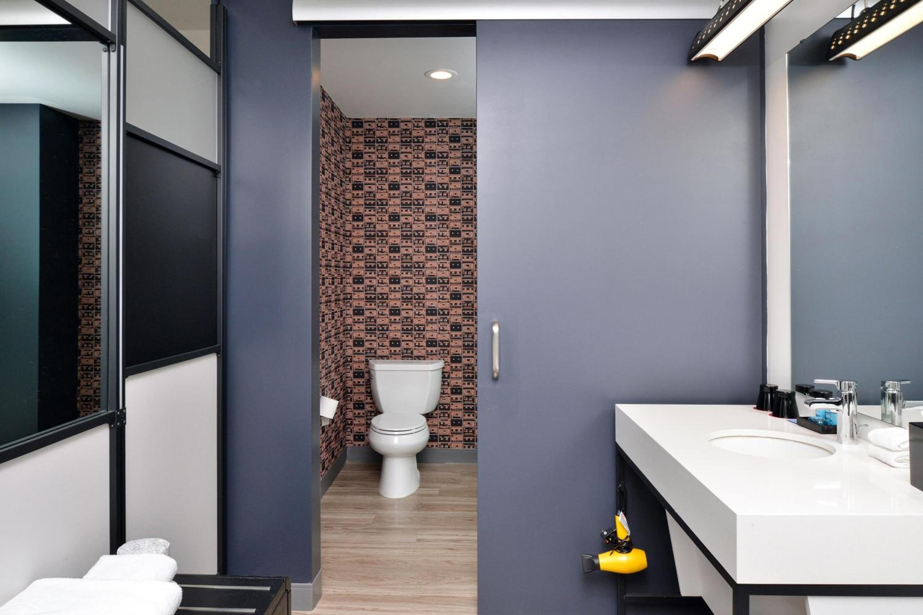 Savvy, Larger Guest room, 1 King - Photo 4