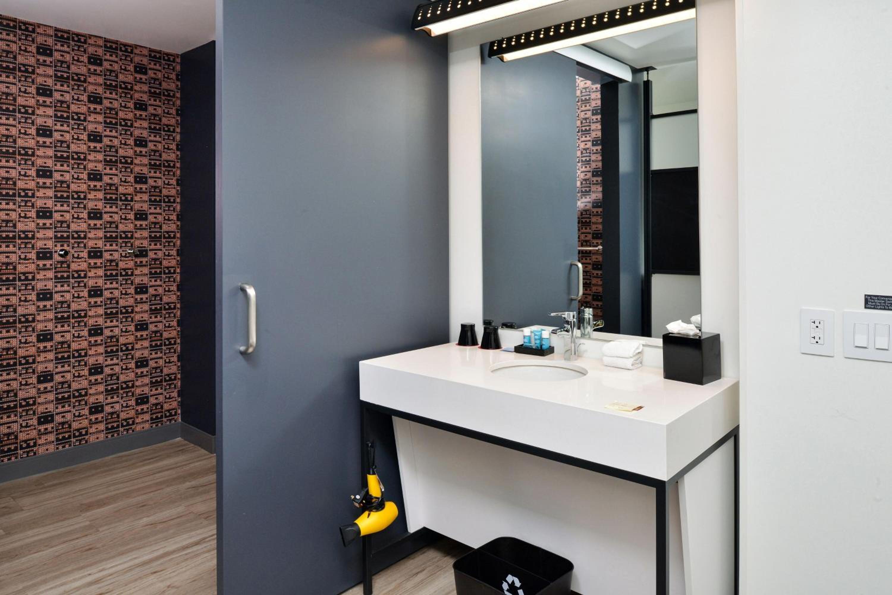 Savvy, Larger Guest room, 1 King - Photo 3