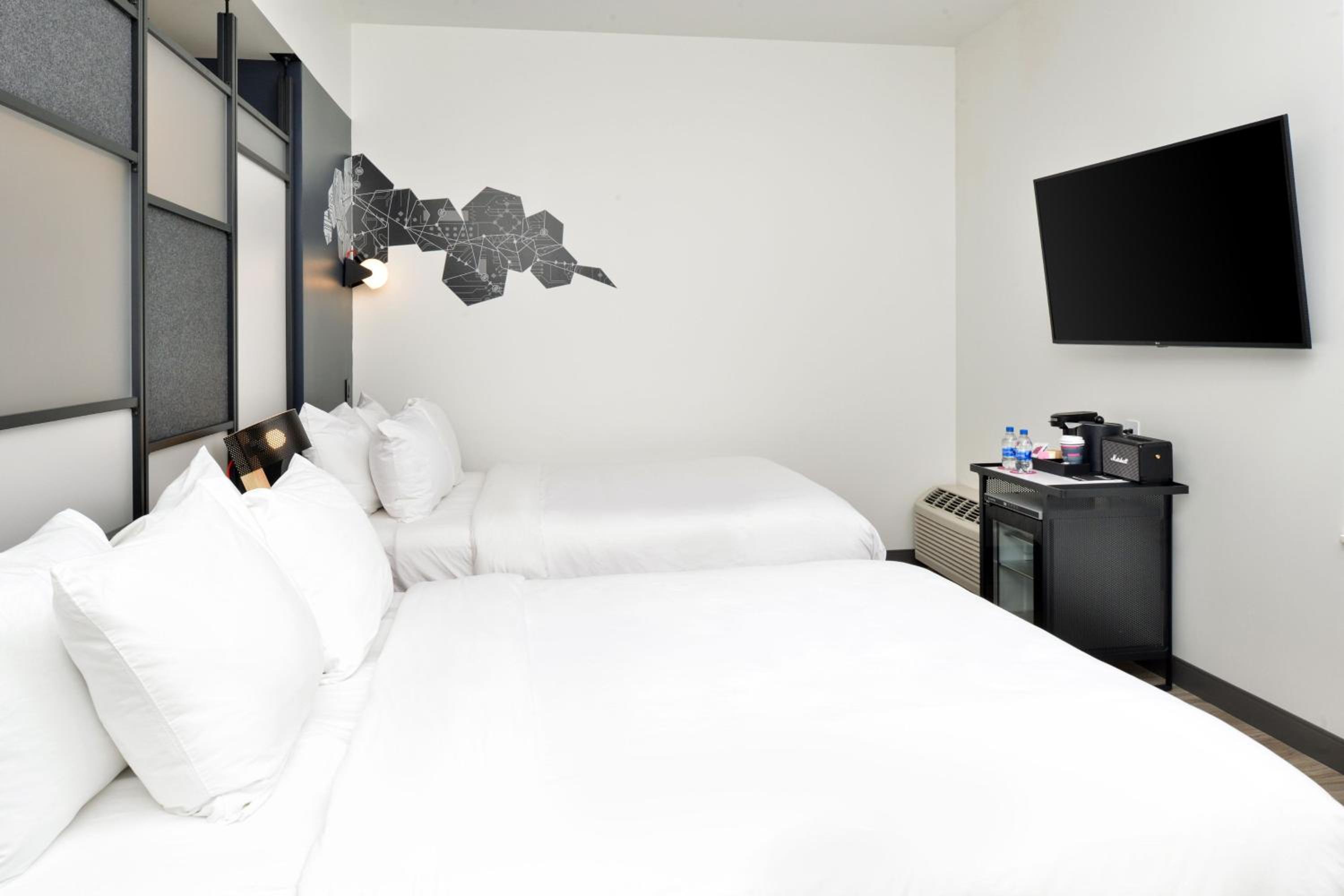 Aloft, Guest room, 2 Queen - Photo 4